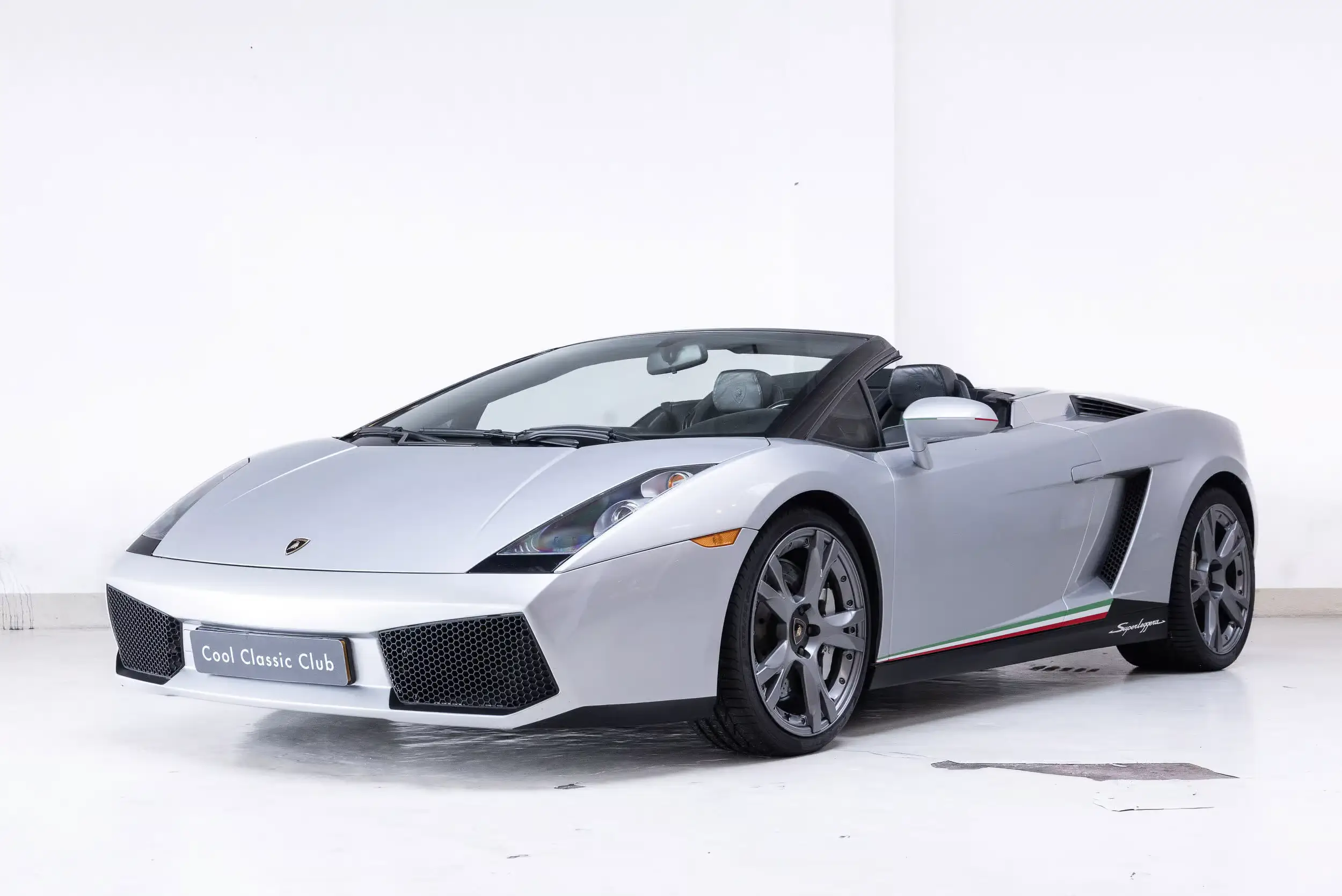 Front oblique view of the 2008 Grigio Altair Lamborghini Gallardo