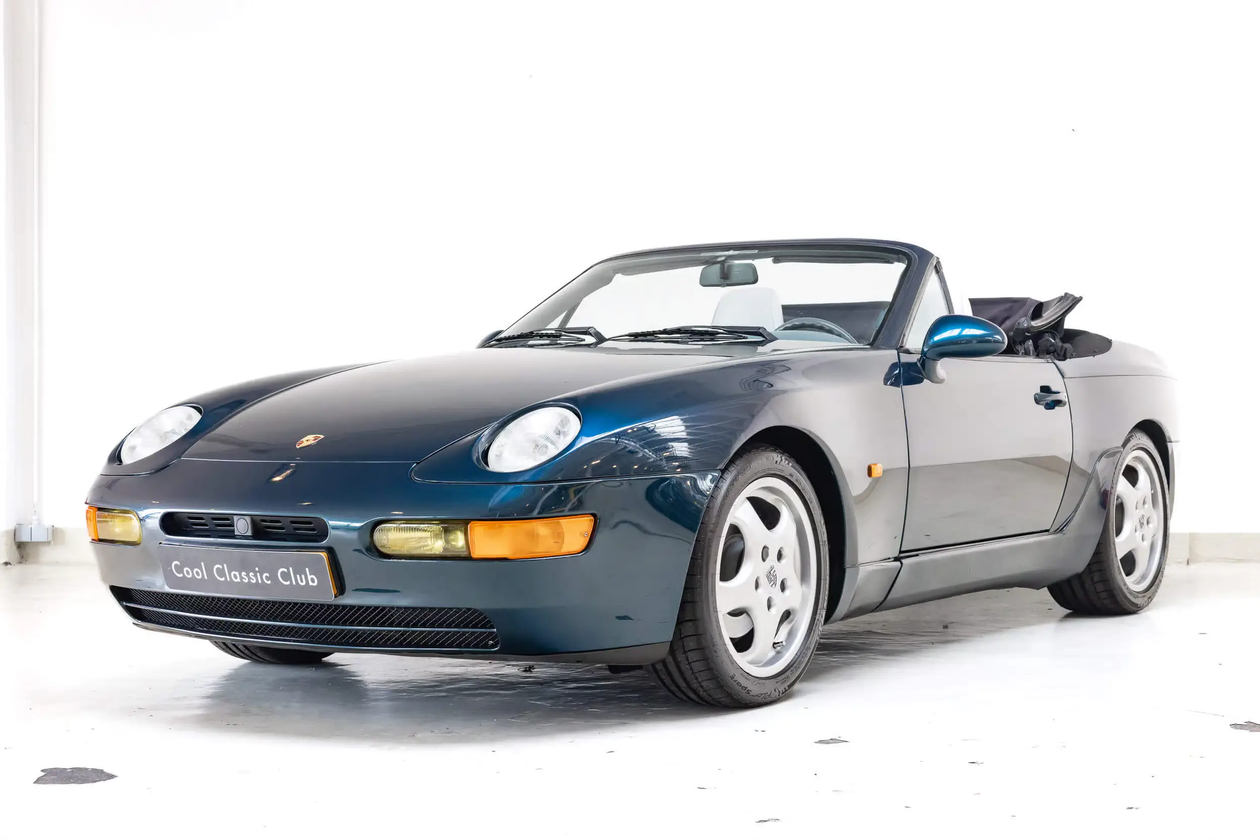 Front oblique view of the 1992 Amazon Grün Metallic Porsche 968 Cabrio