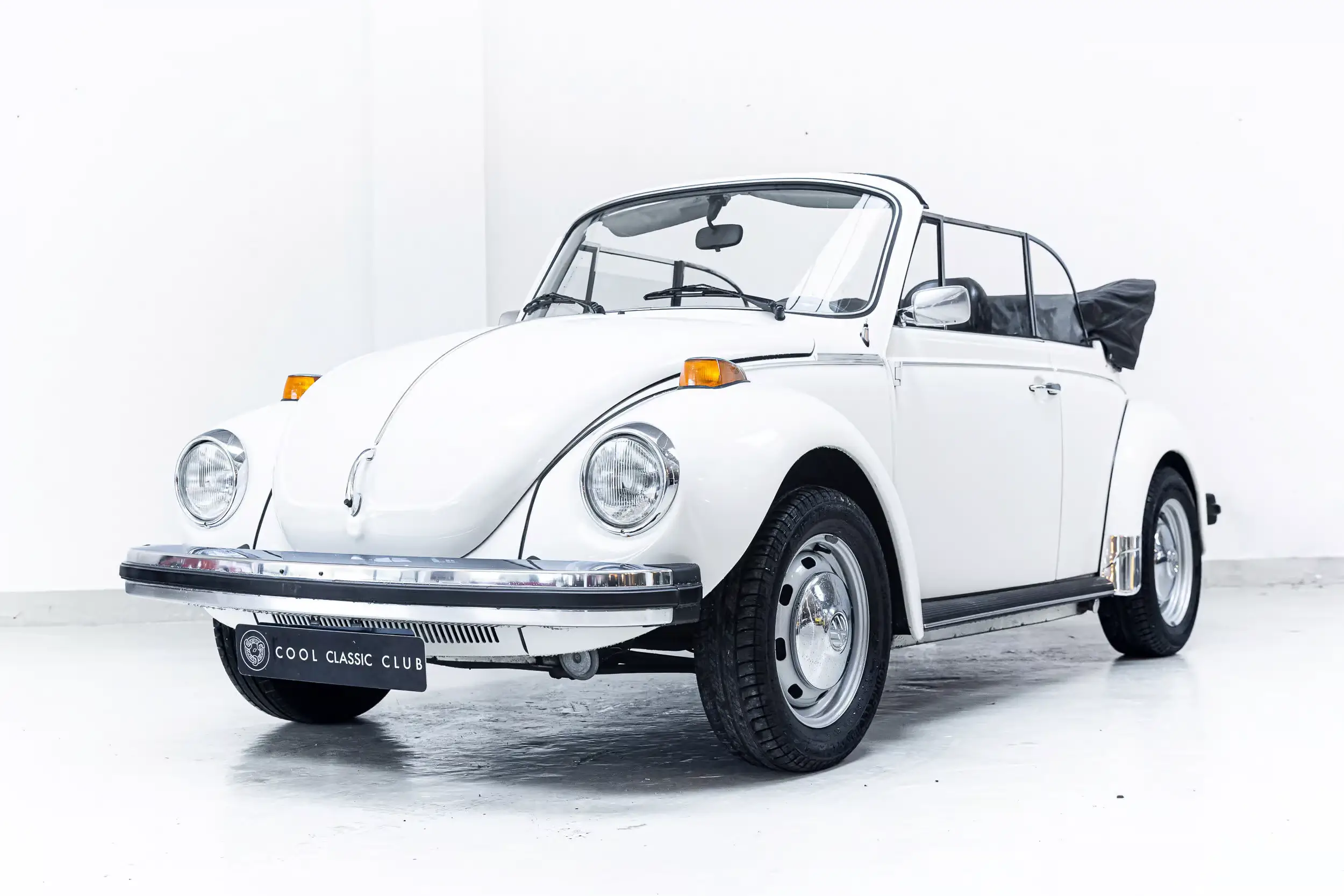 Front oblique view of the 1978 White Volkswagen Kever