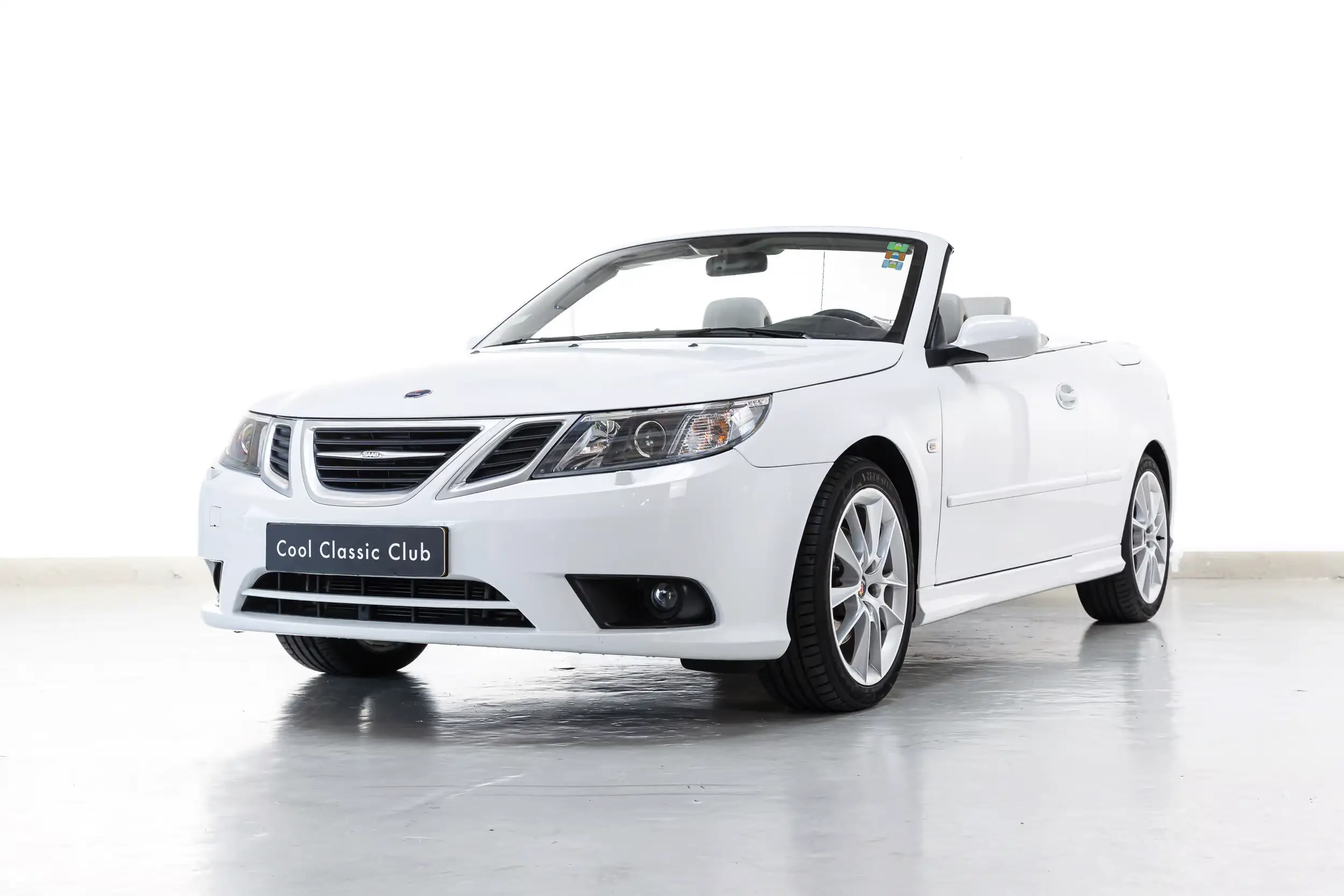 Front oblique view of the 2008 White Saab 9-3