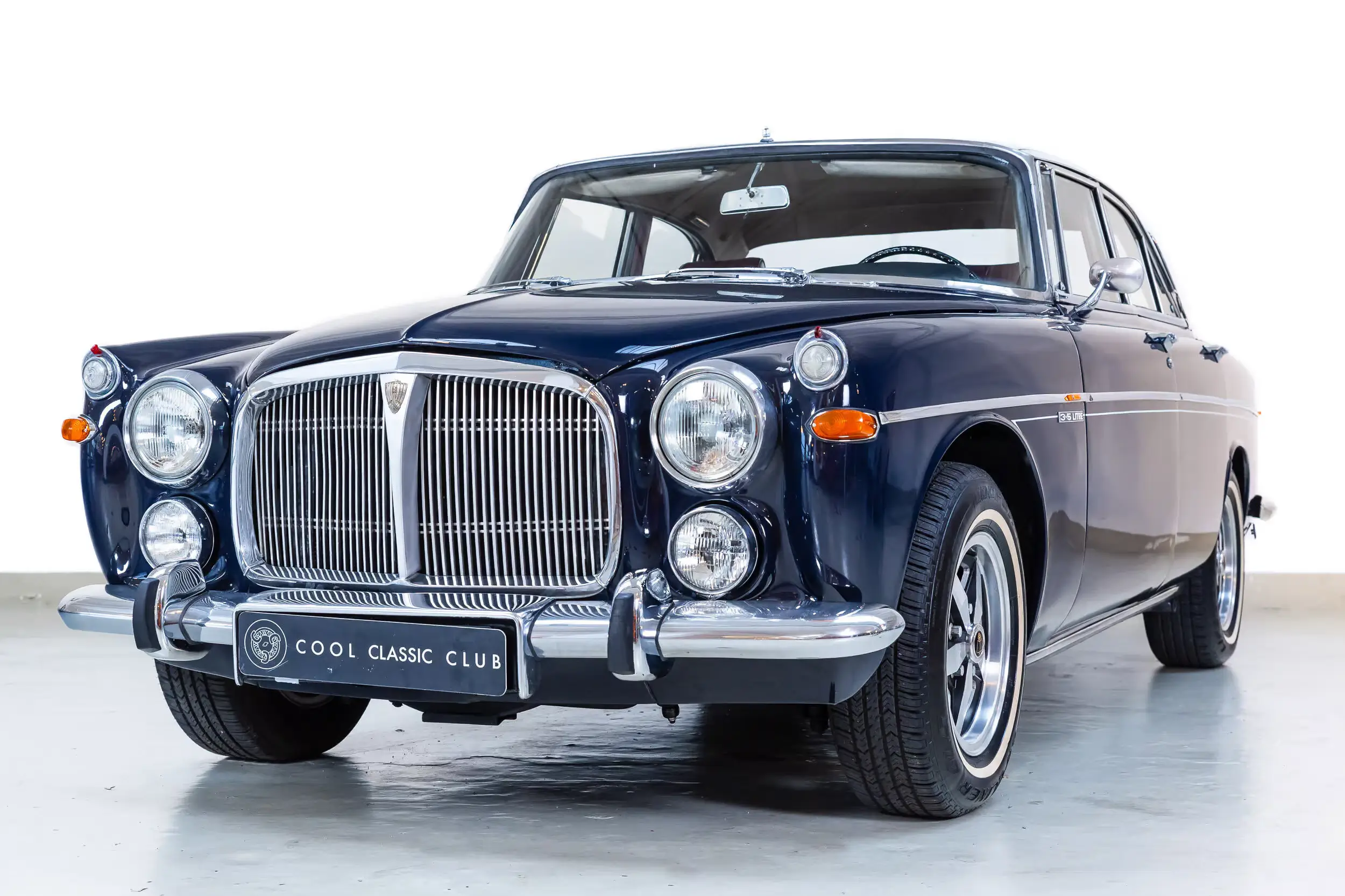 Front oblique view of the 1972 Dark blue Rover P5B