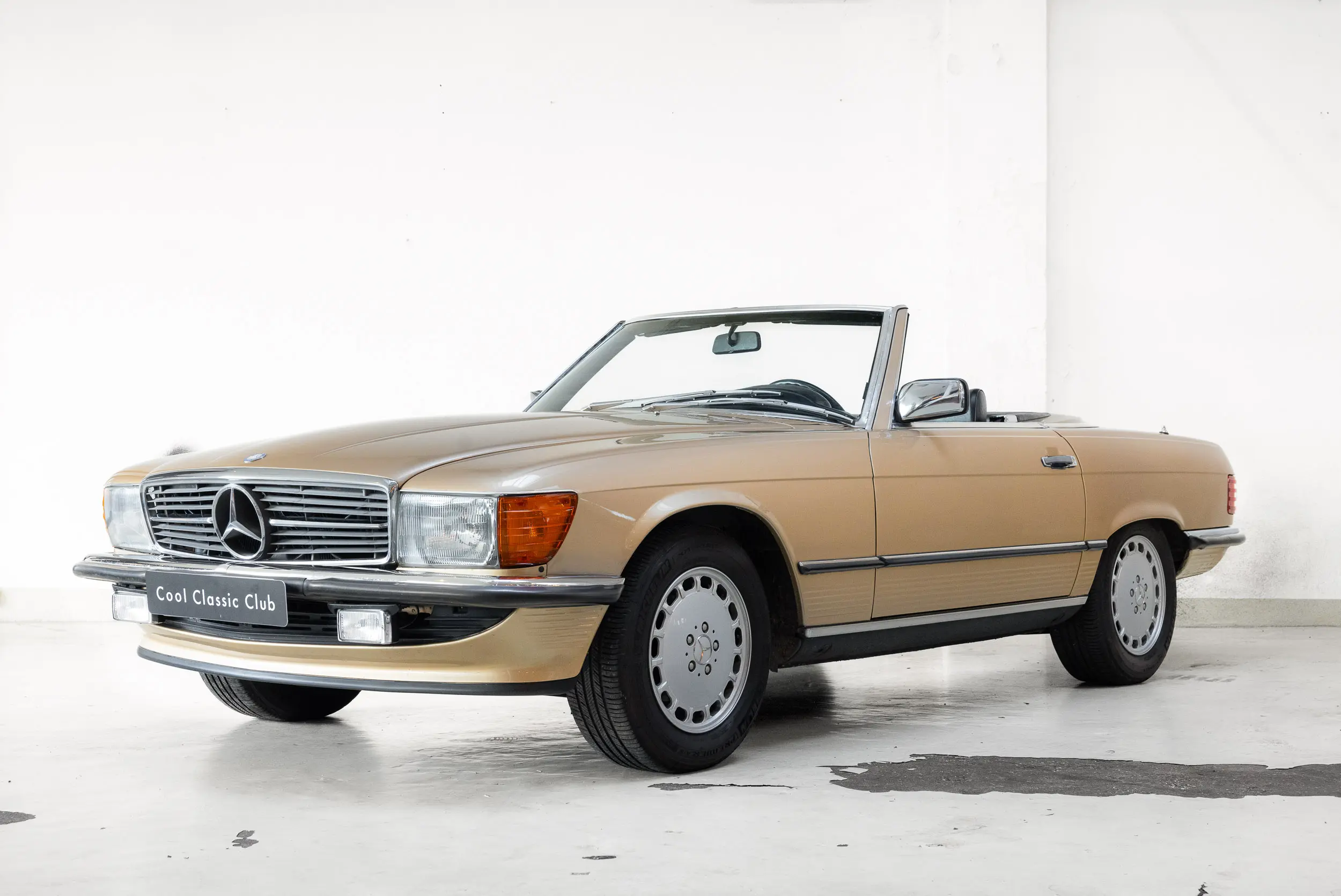 Oblique view of an Mercedes-benz 300 SL R107 1986
