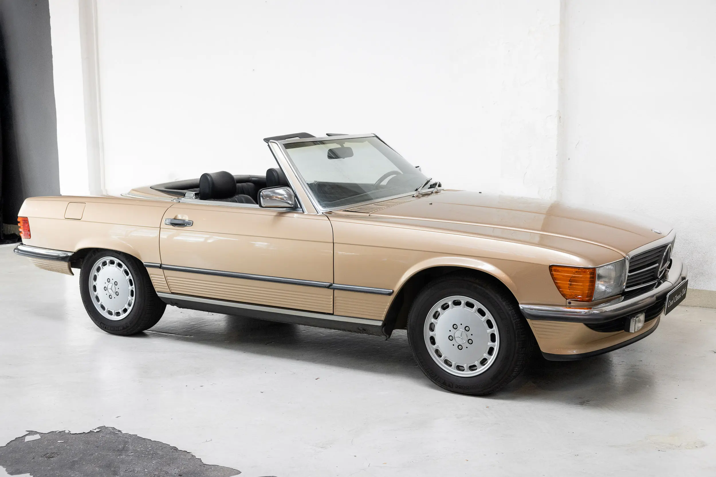 Oblique view of an Mercedes-benz 300 SL R107 1986
