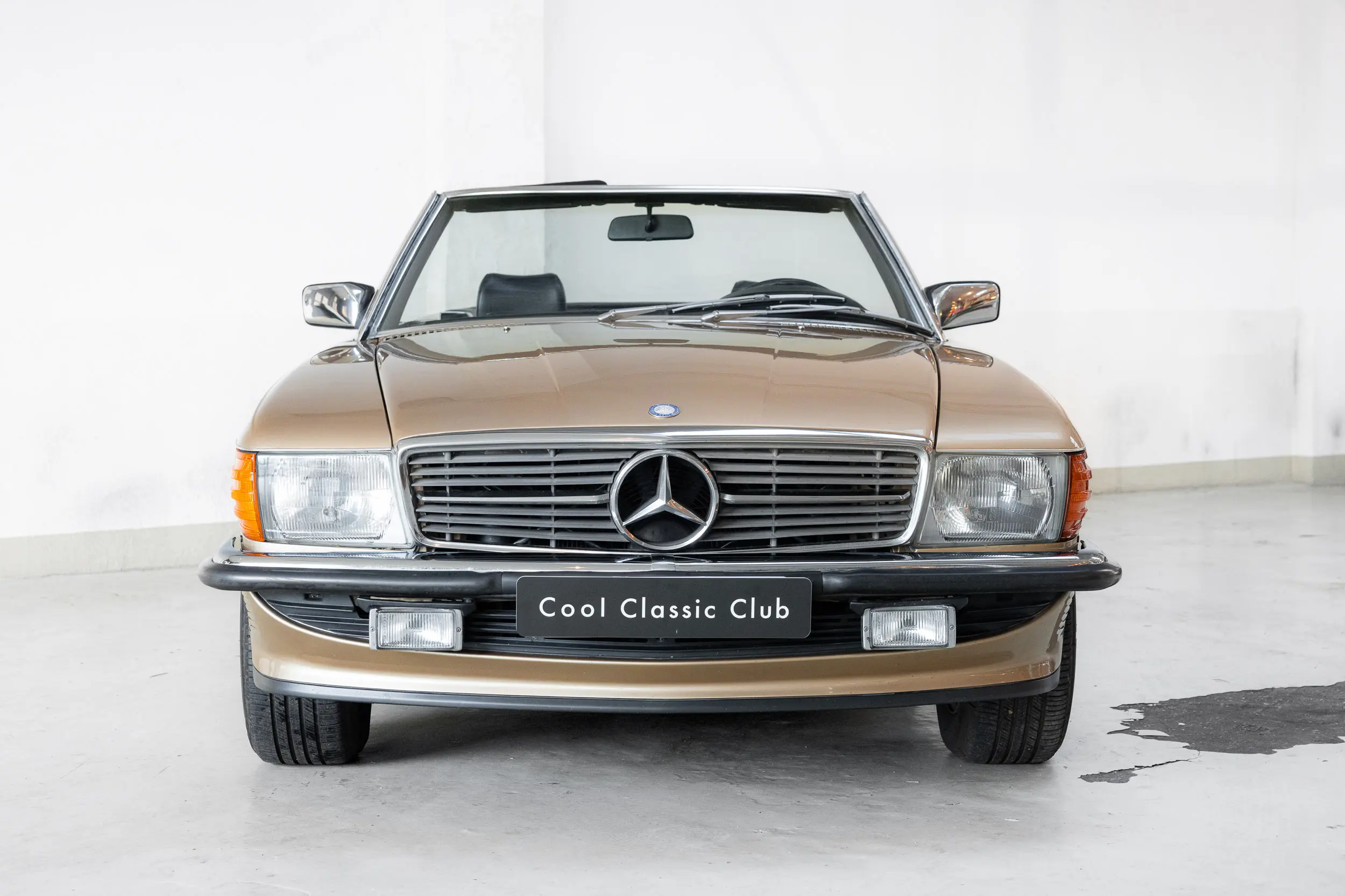 Front view of an Mercedes-benz 300 SL R107 1986