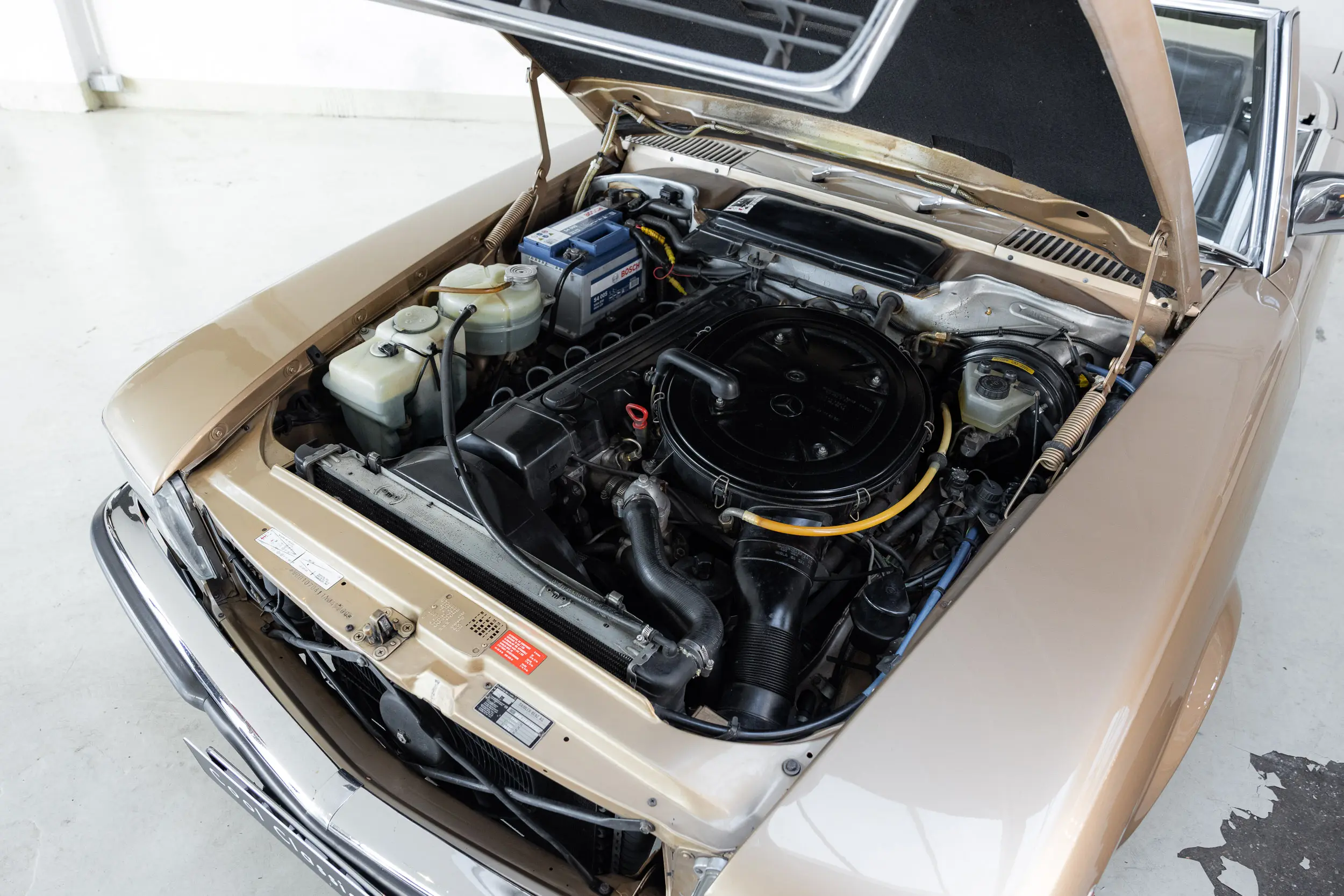 overview of engine bay of an Mercedes-benz 300 SL R107 1986