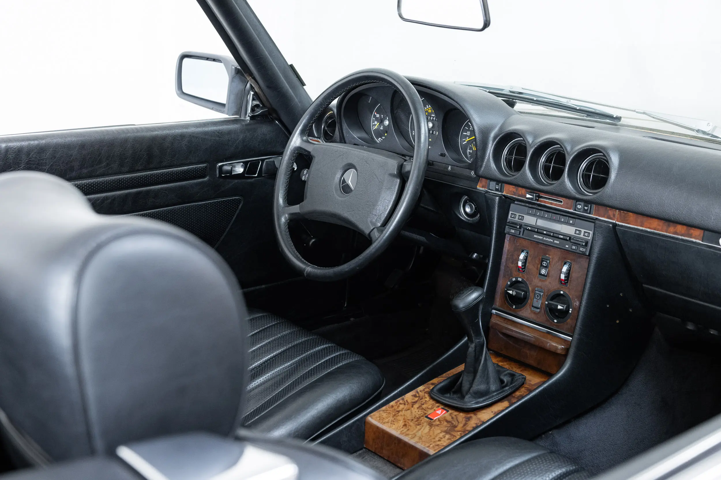 Interior overview of an Mercedes-benz 300 SL R107 1986