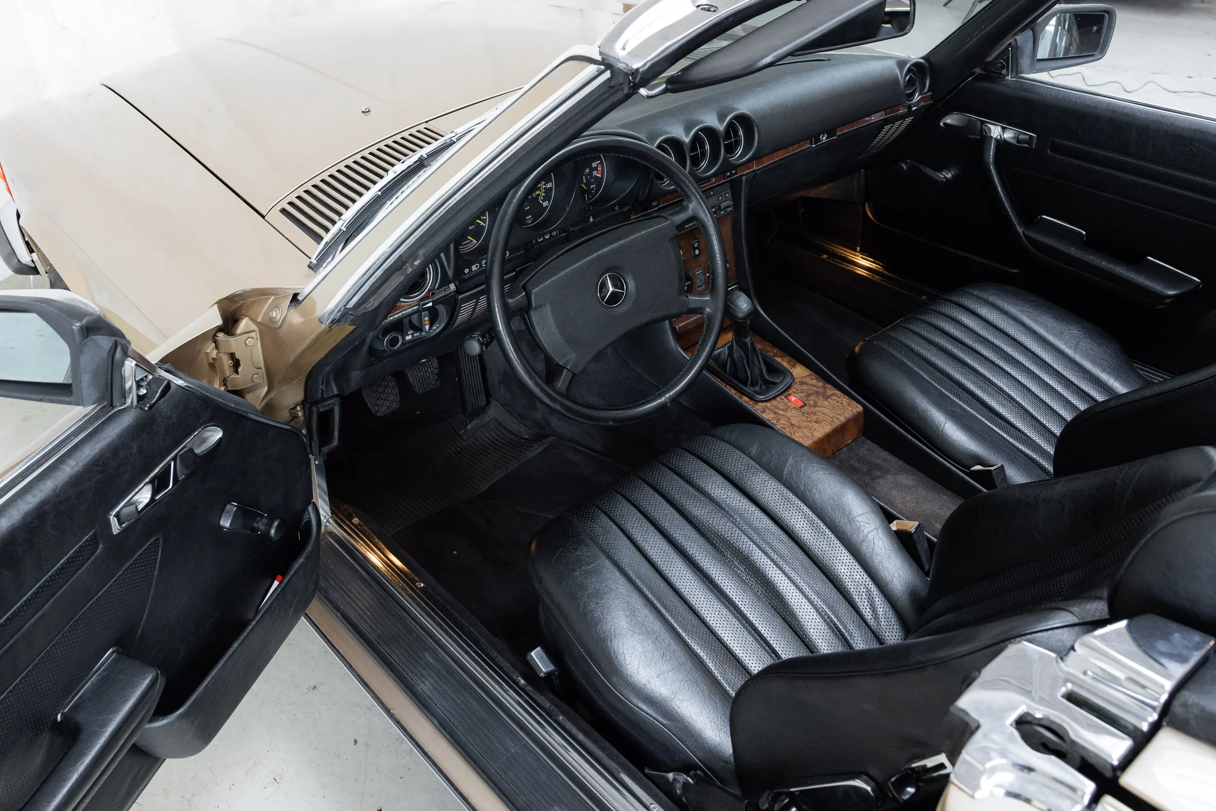Interior of an Mercedes-benz 300 SL R107 1986