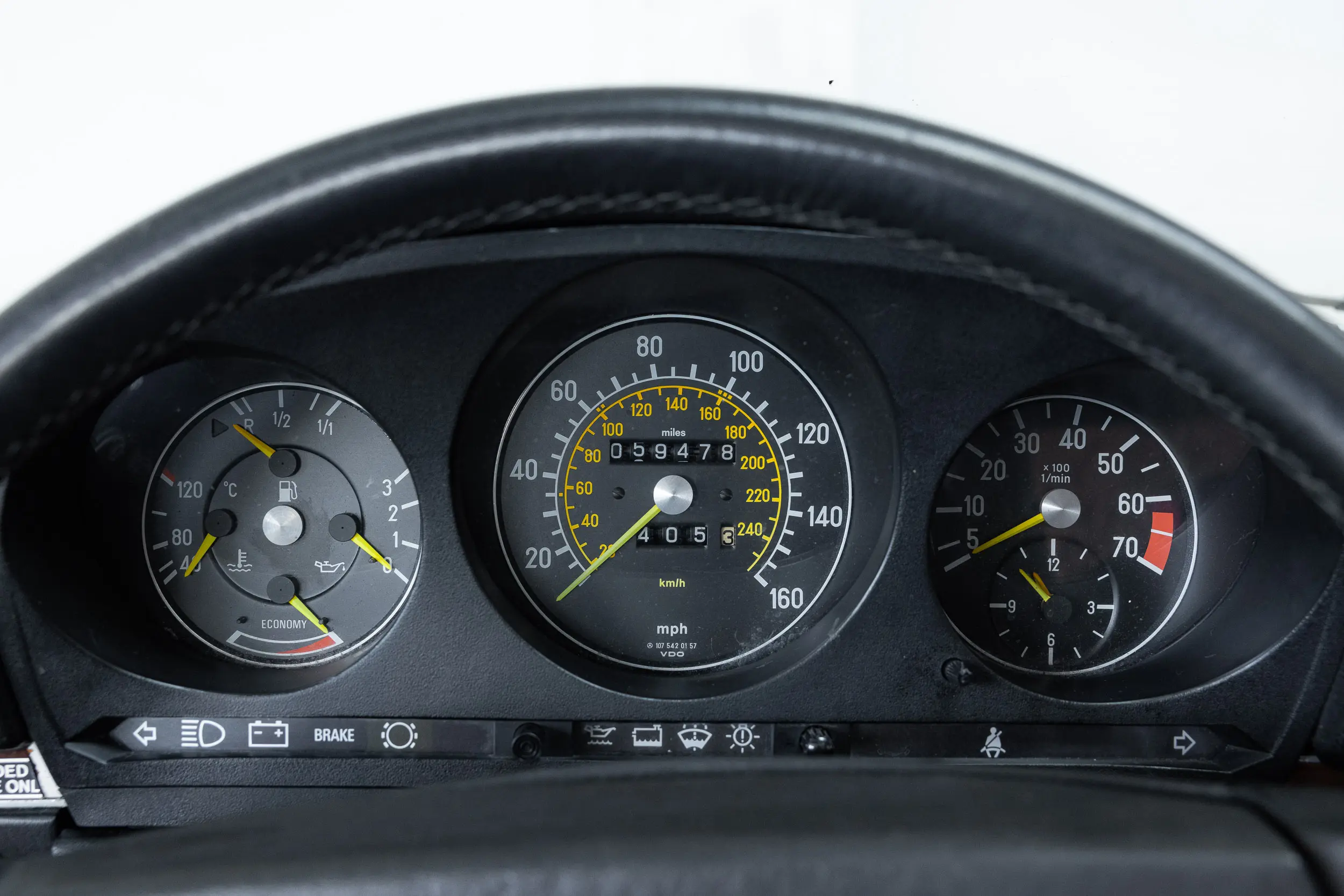 Dashboard overview of an Mercedes-benz 300 SL R107 1986