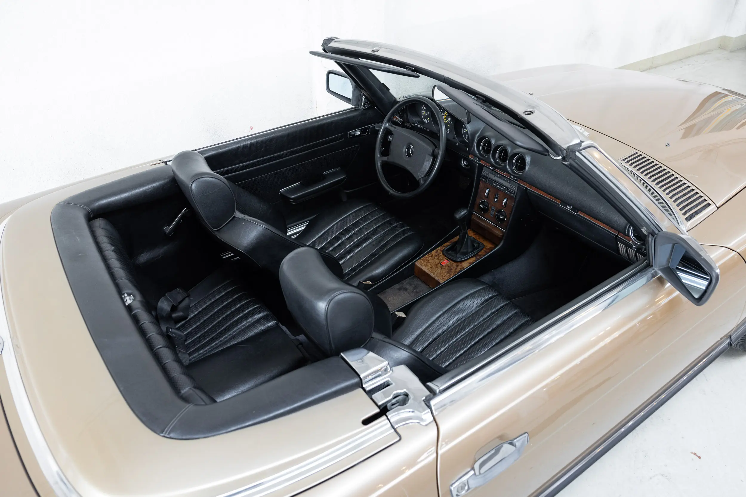 Overview of interior of an Mercedes-benz 300 SL R107 1986
