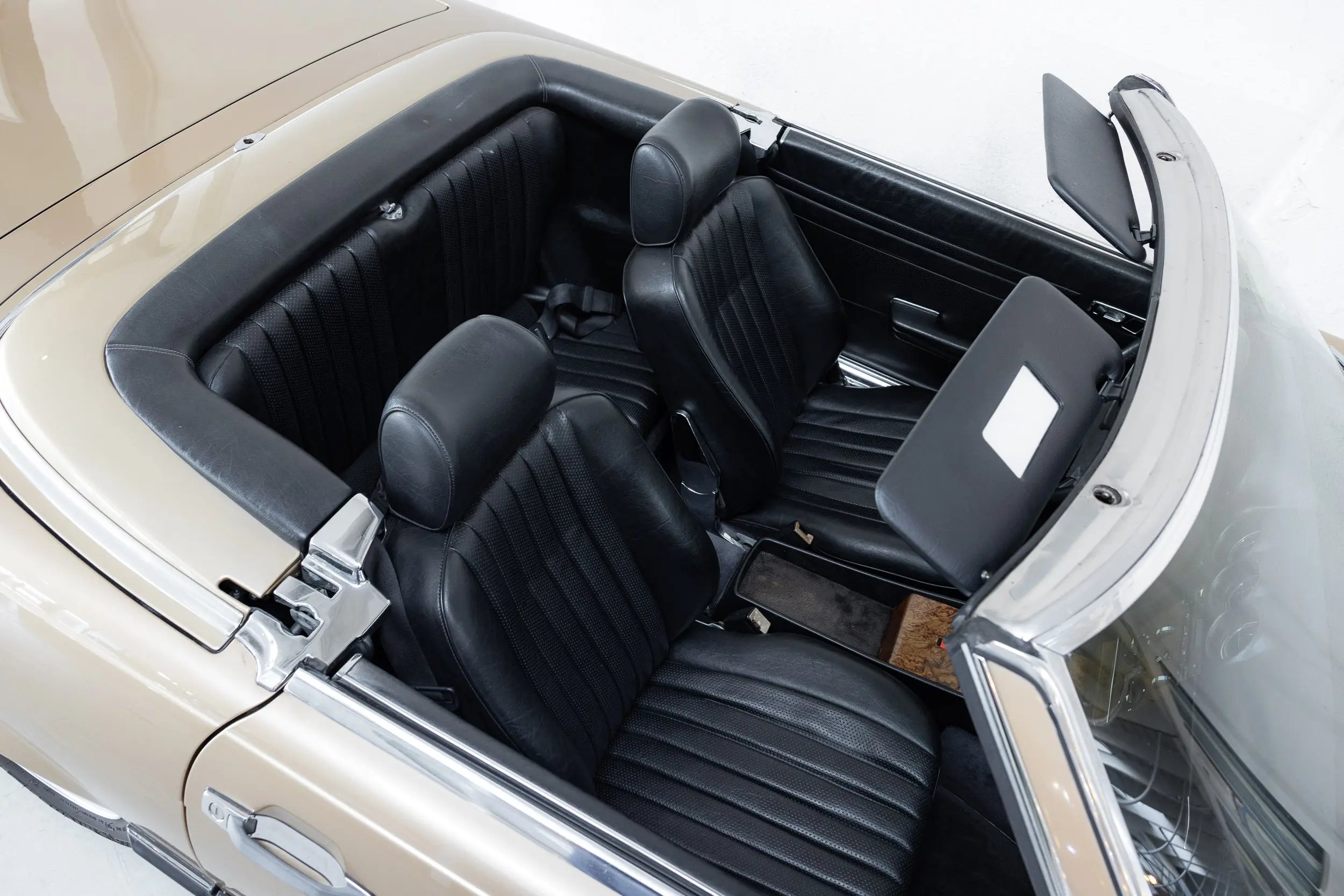 Interior overview of an Mercedes-benz 300 SL R107 1986