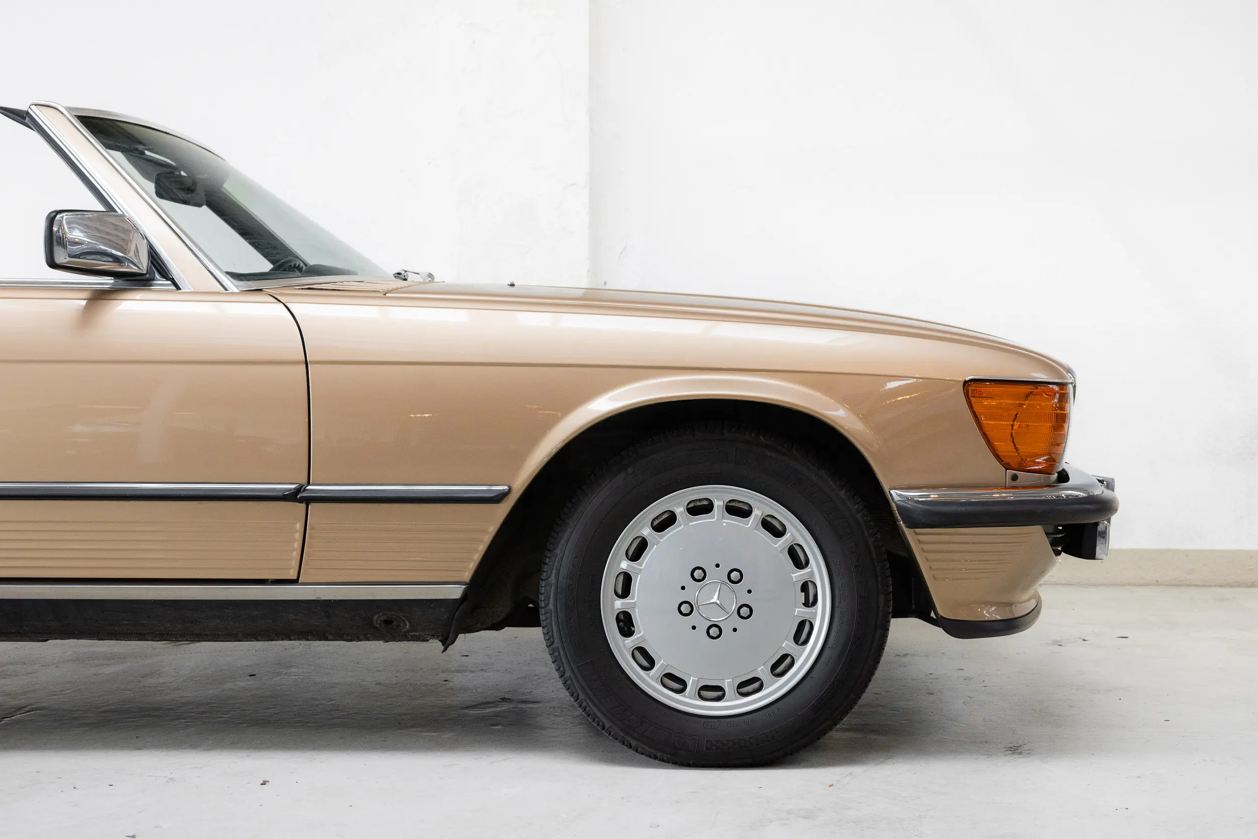 front side view of an Mercedes-benz 300 SL R107 1986