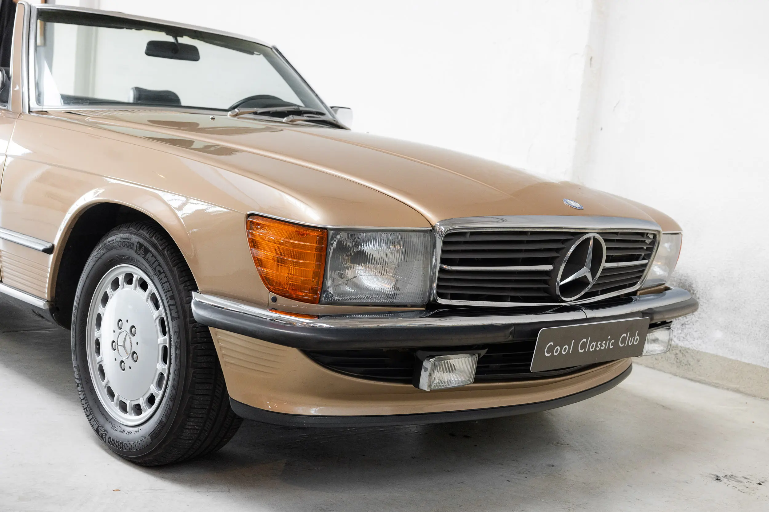 front side view of an Mercedes-benz 300 SL R107 1986