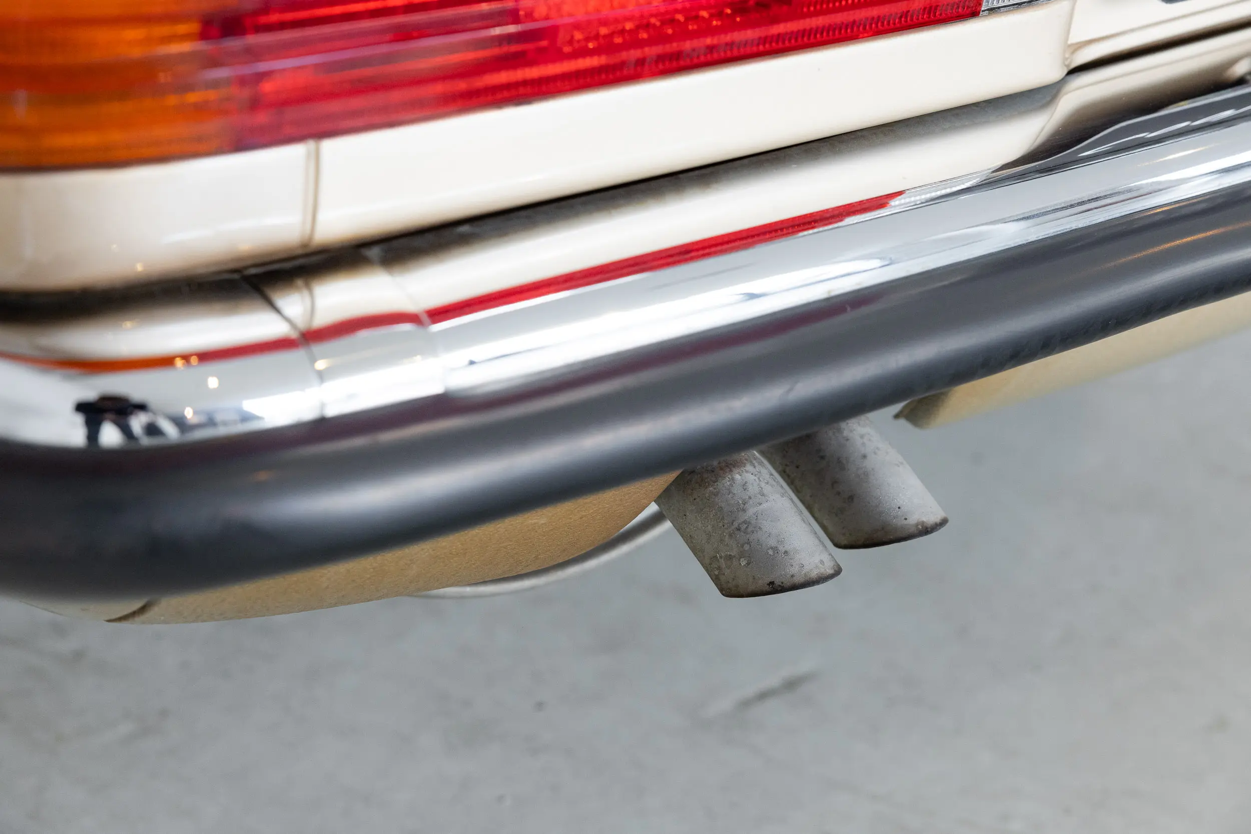 view of exhausts of an Mercedes-benz 300 SL R107 1986
