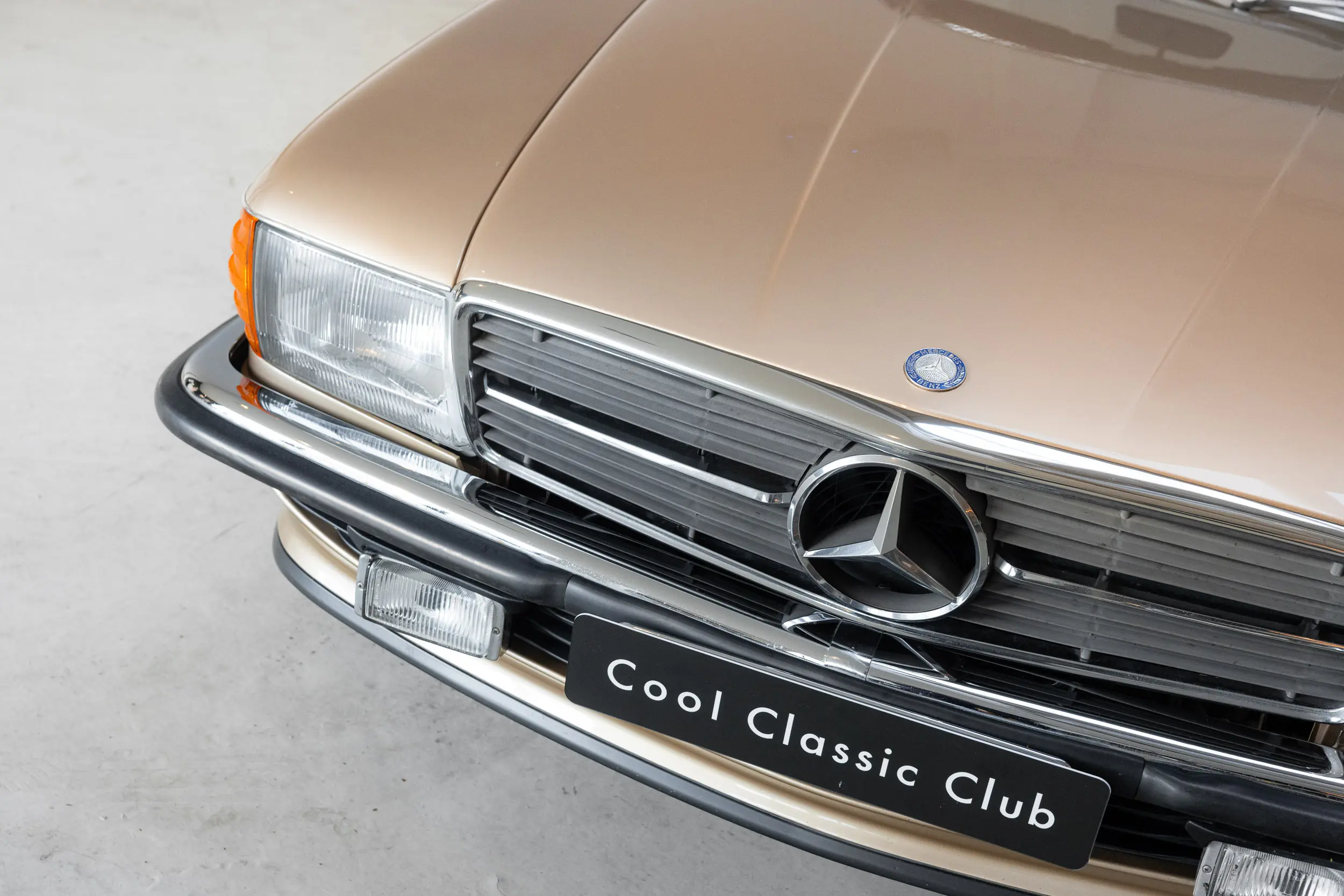 front view of an Mercedes-benz 300 SL R107 1986