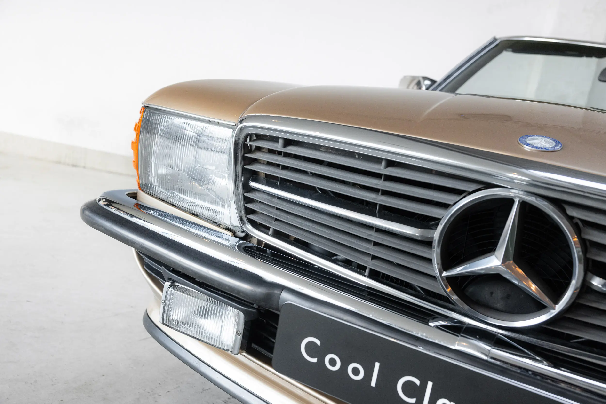 detailed view of headlight and grille of an Mercedes-benz 300 SL R107 1986