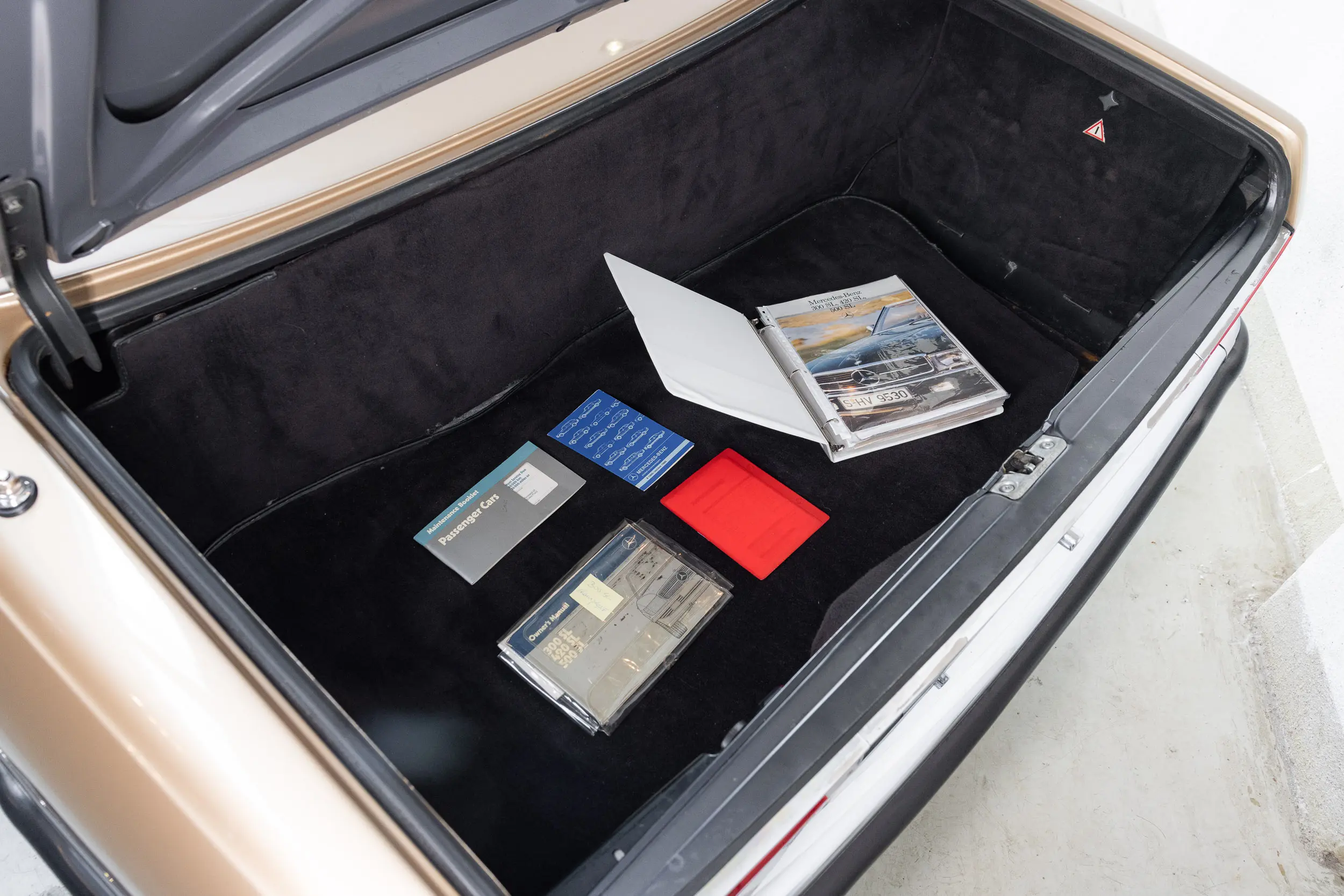 view of documentation in boot of an Mercedes-benz 300 SL R107 1986