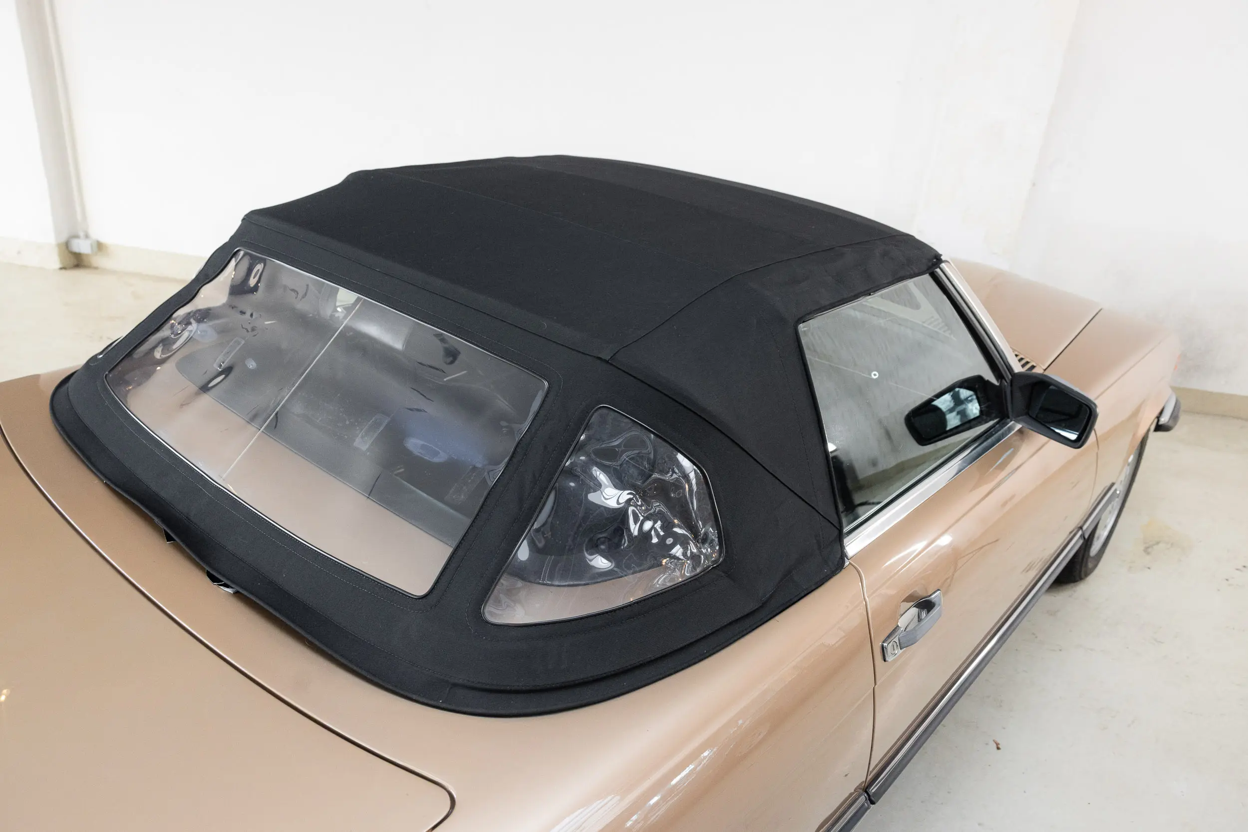 view of soft top of an Mercedes-benz 300 SL R107 1986