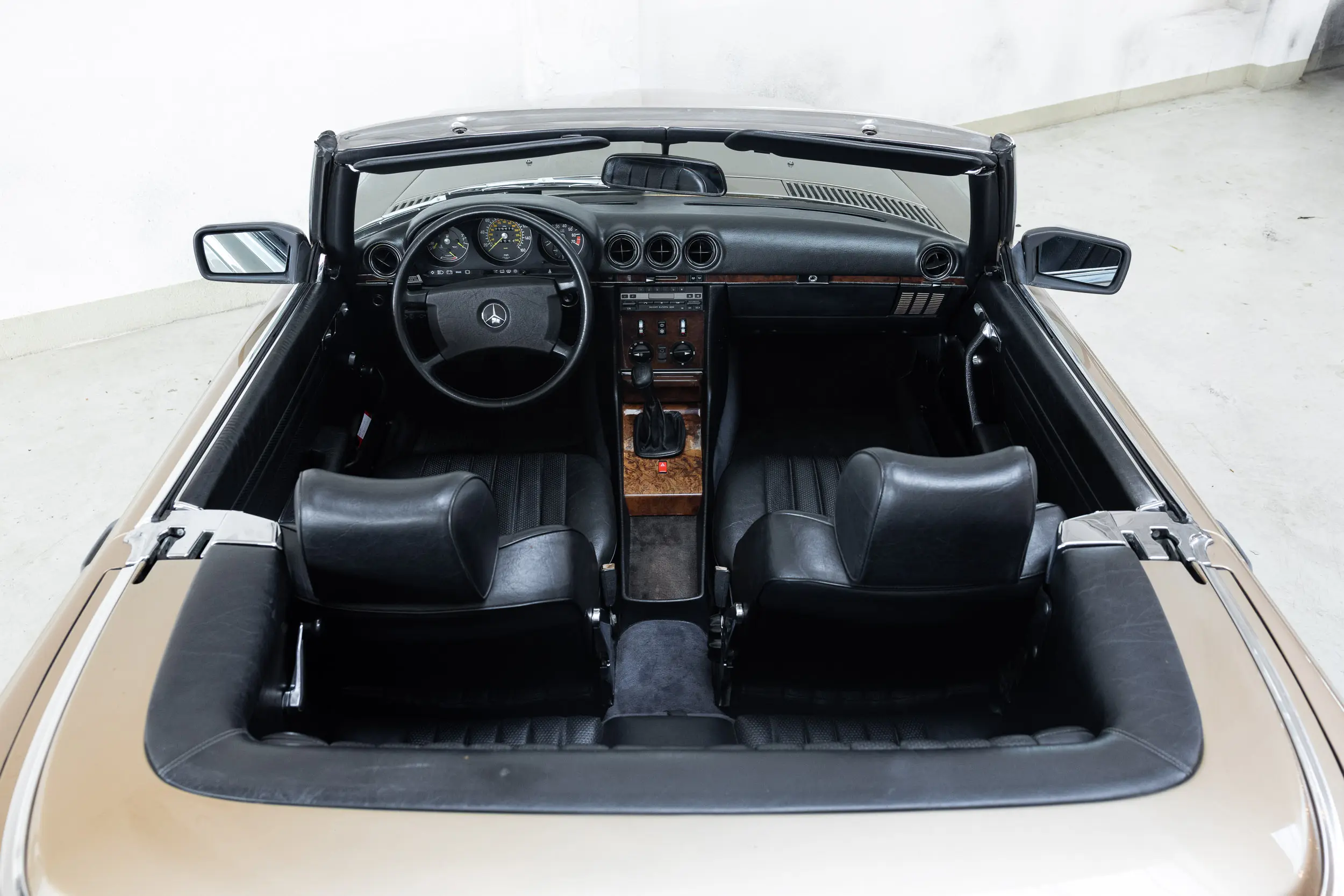 Overview of interior of an Mercedes-benz 300 SL R107 1986