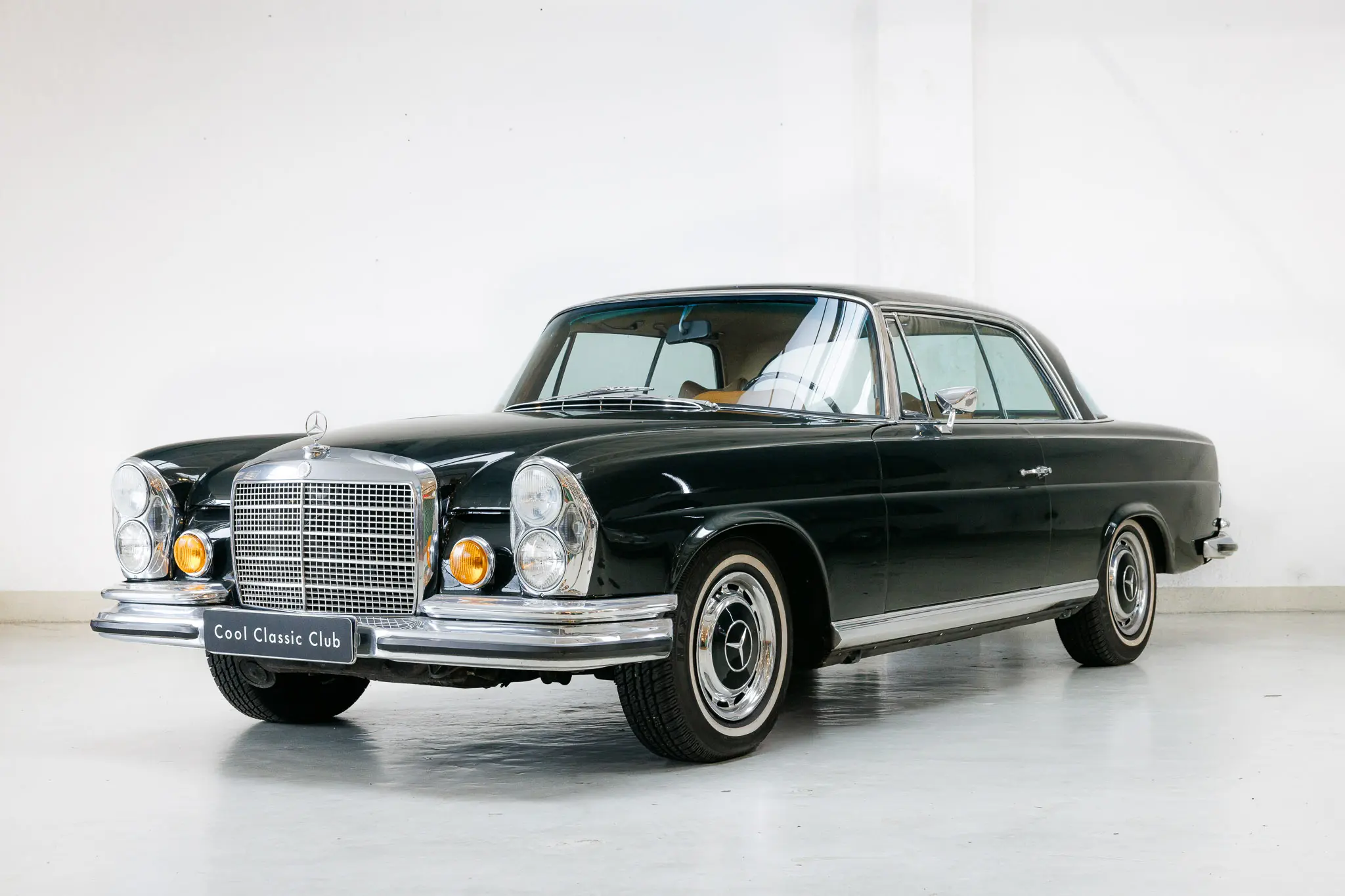 Oblique view of an Mercedes-Benz 280 SE 3.5