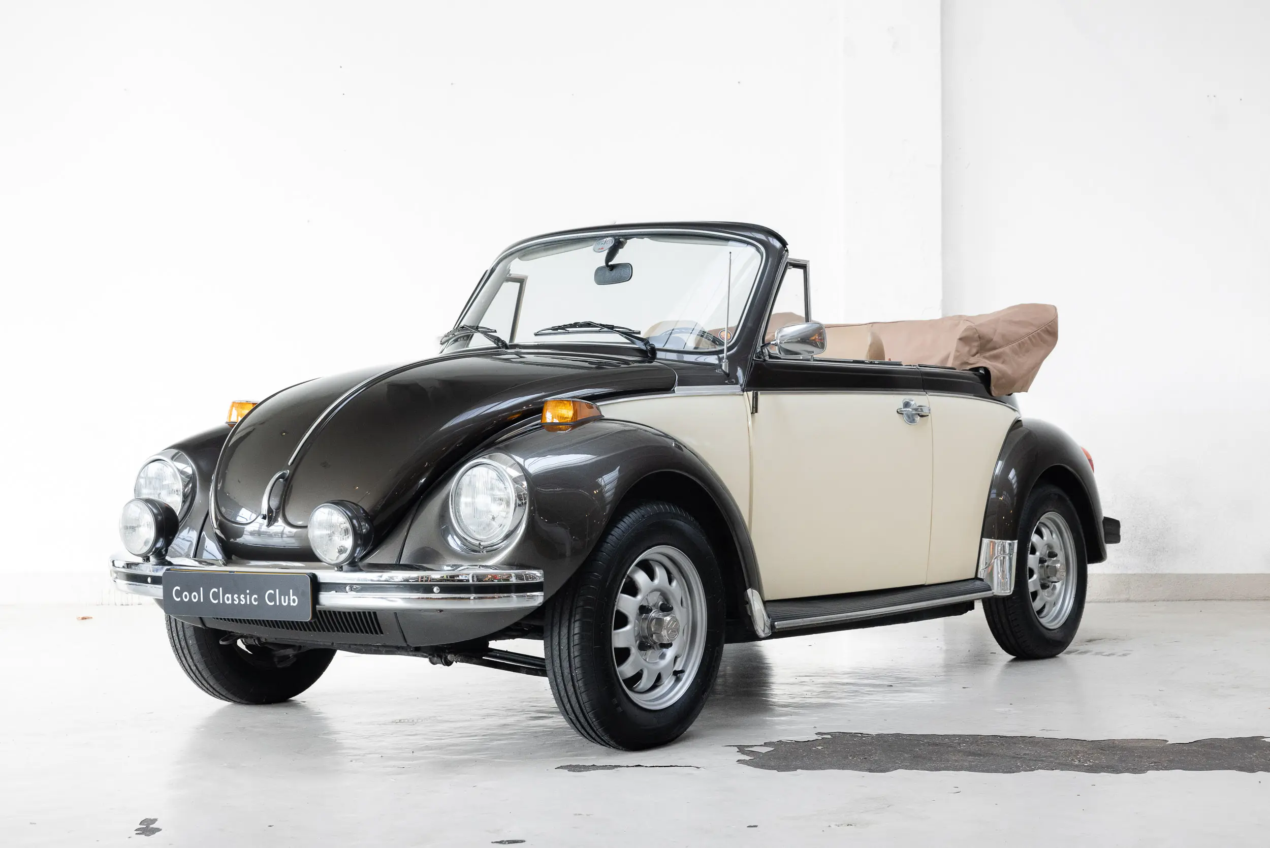Oblique view of an Volkswagen Beetle Cabriolet 1303 LS