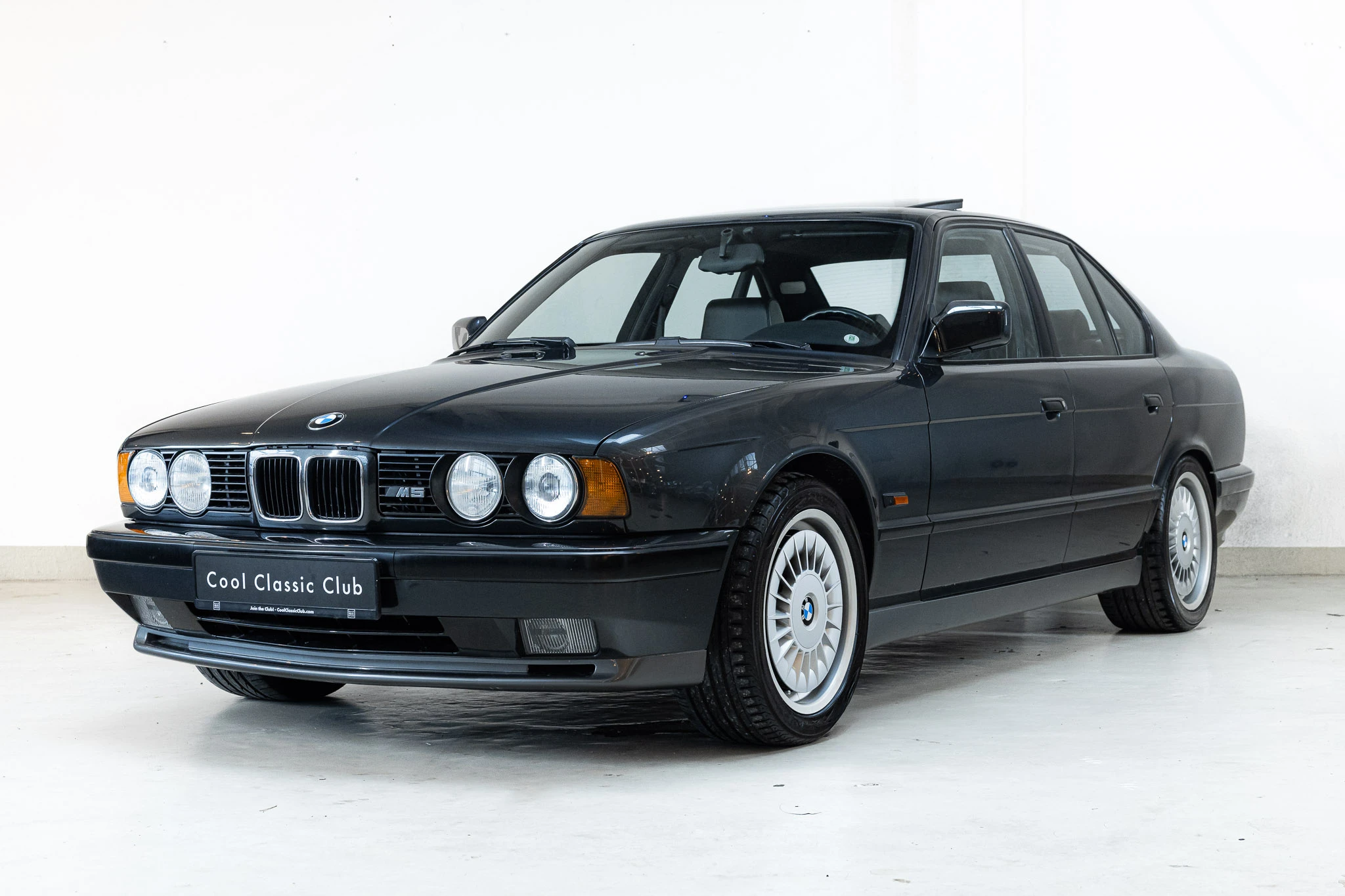 Oblique view of an BMW M5 E34