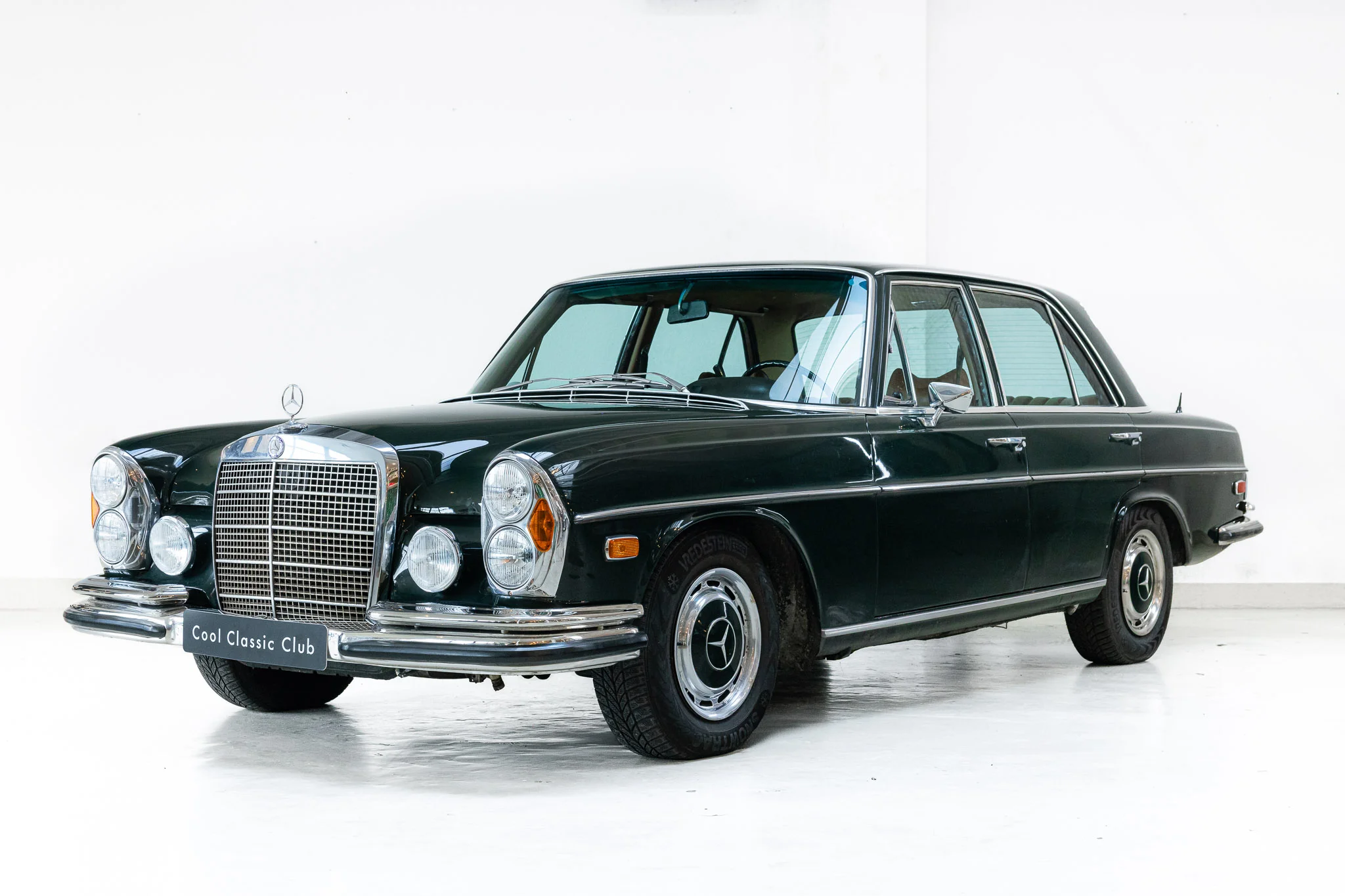 Oblique view of an Mercedes-Benz 280 SE 4.5