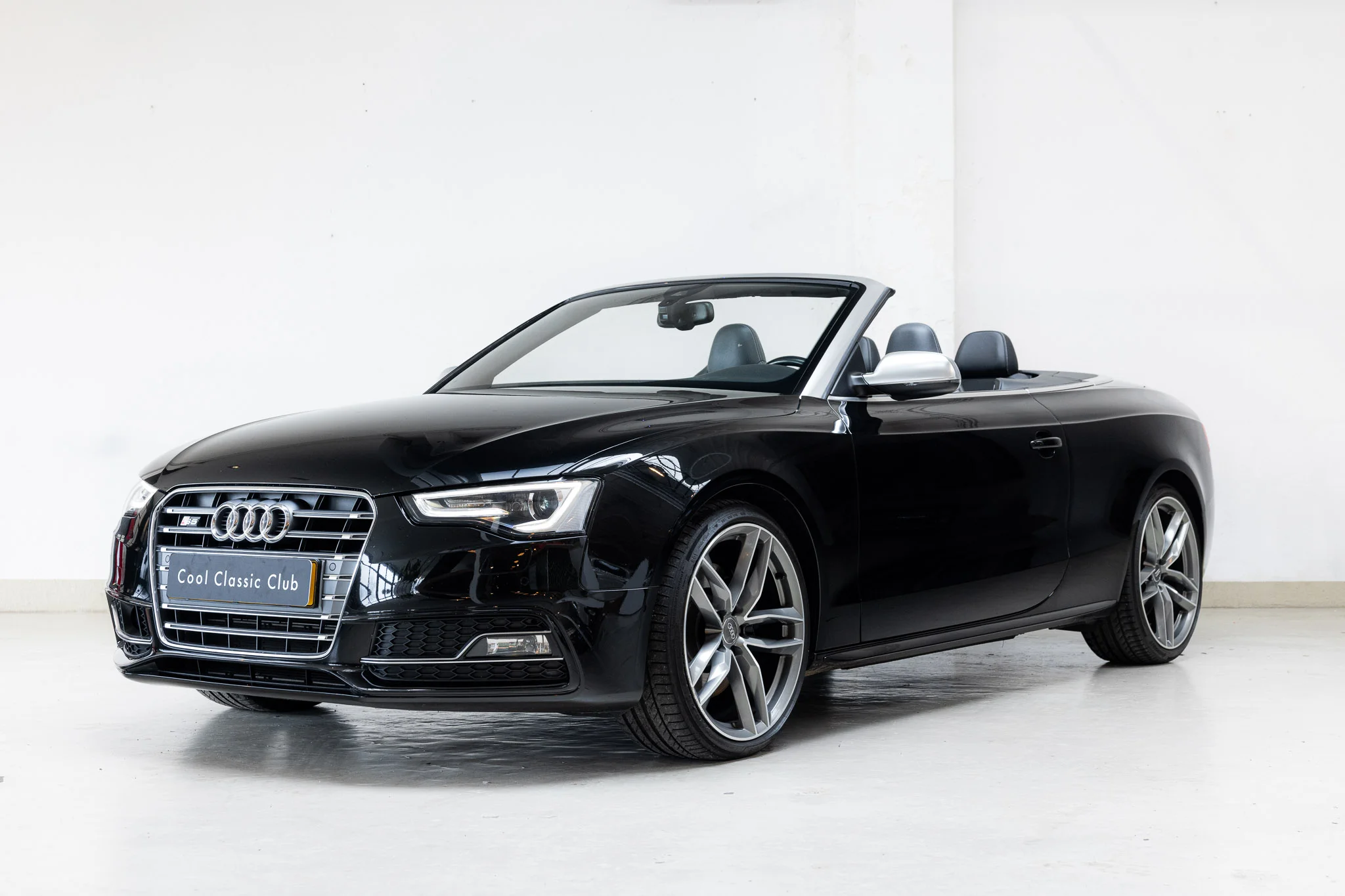 Oblique view of an Audi S5 Cabriolet 