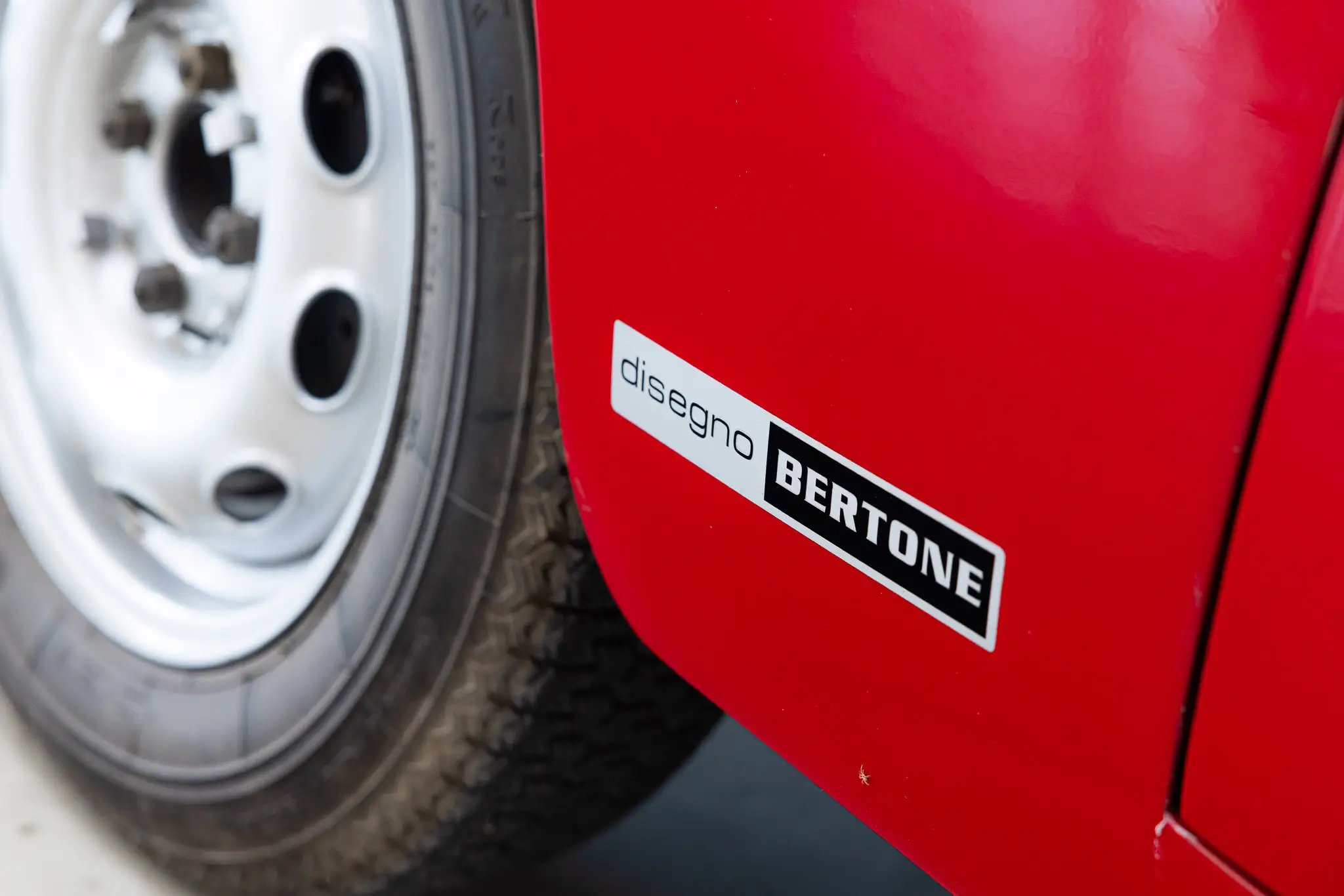 Alfa Romeo Giulia 1600 Sprint 1963 Rosso Alfa close-up on rim and badge.