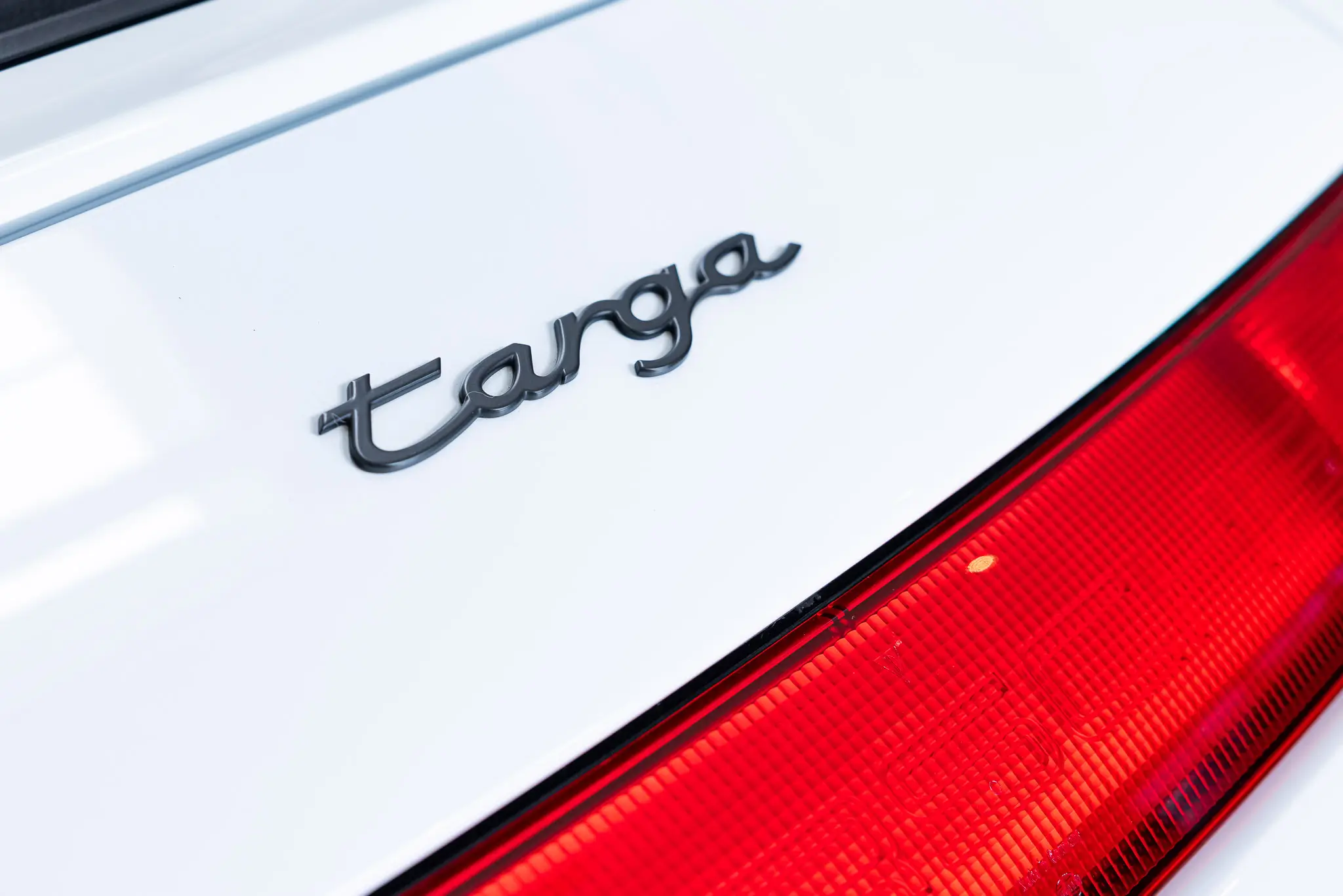 Porsche 993 Targa 1997 in Firnweiss, showcasing the rear badge and tail light details.