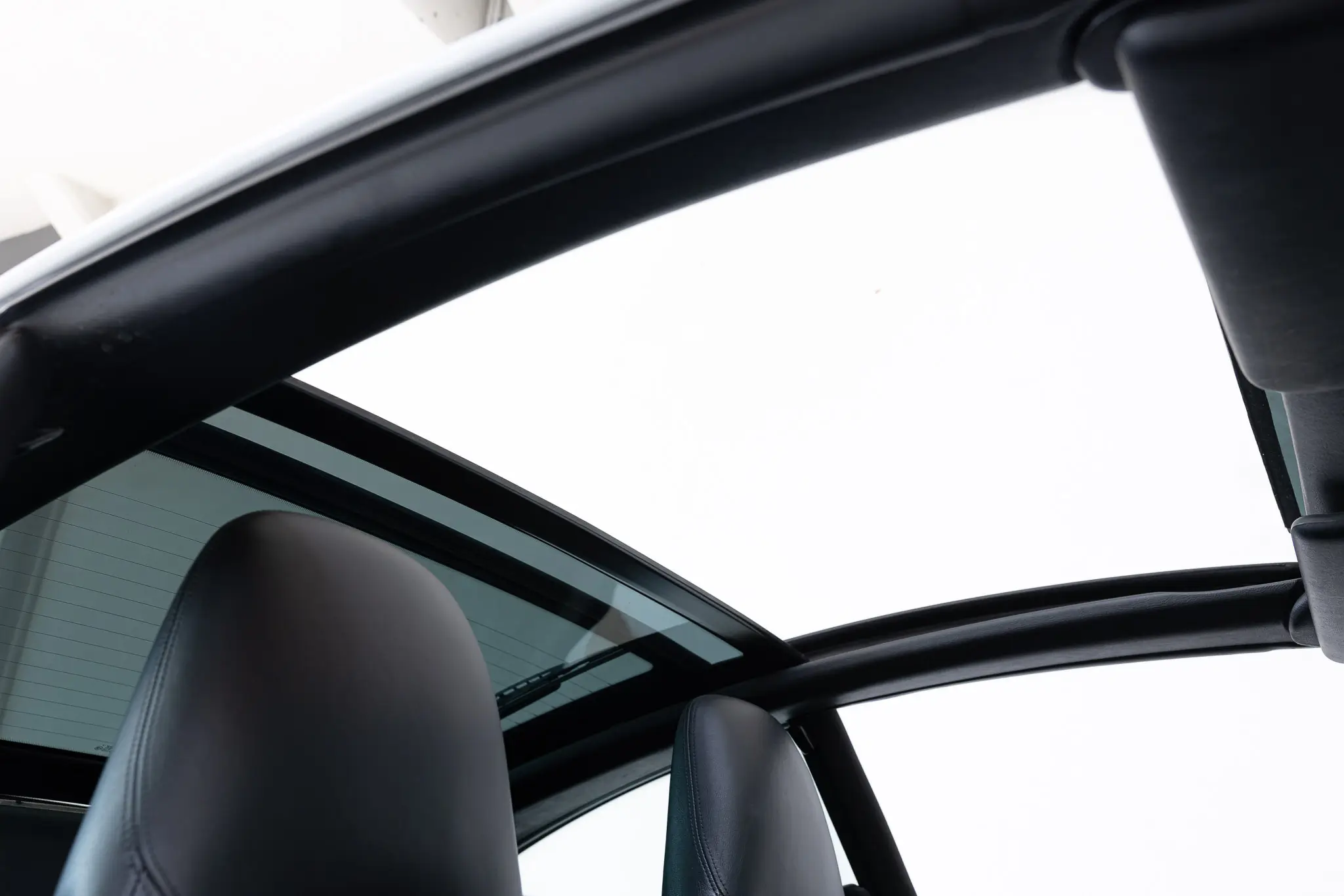 Porsche 993 Targa 1997 in Firnweiss, captured from the interior showcasing the panoramic roof view.