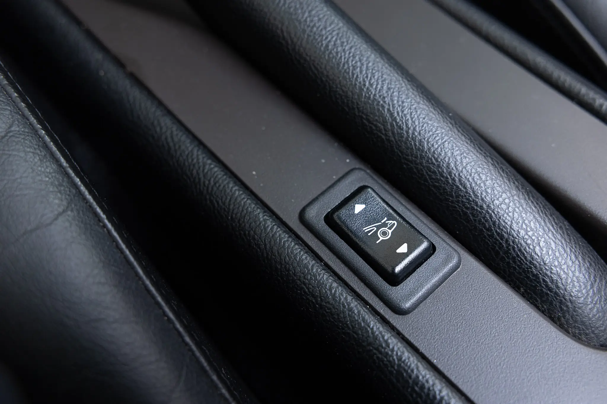 Porsche 993 Targa 1997 Firnweiss interior button close-up.