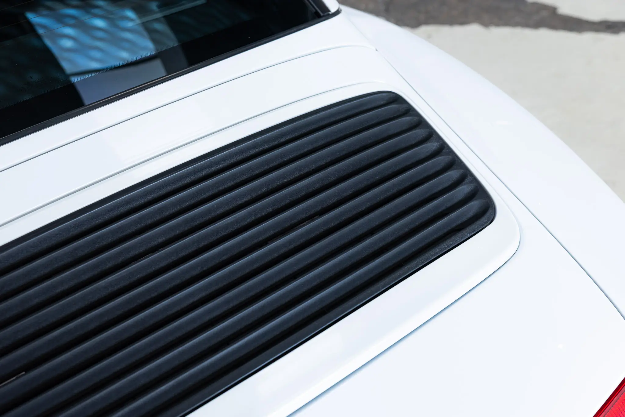 Porsche 993 Targa 1997 in Firnweiss showcasing the distinctive rear engine cover design.