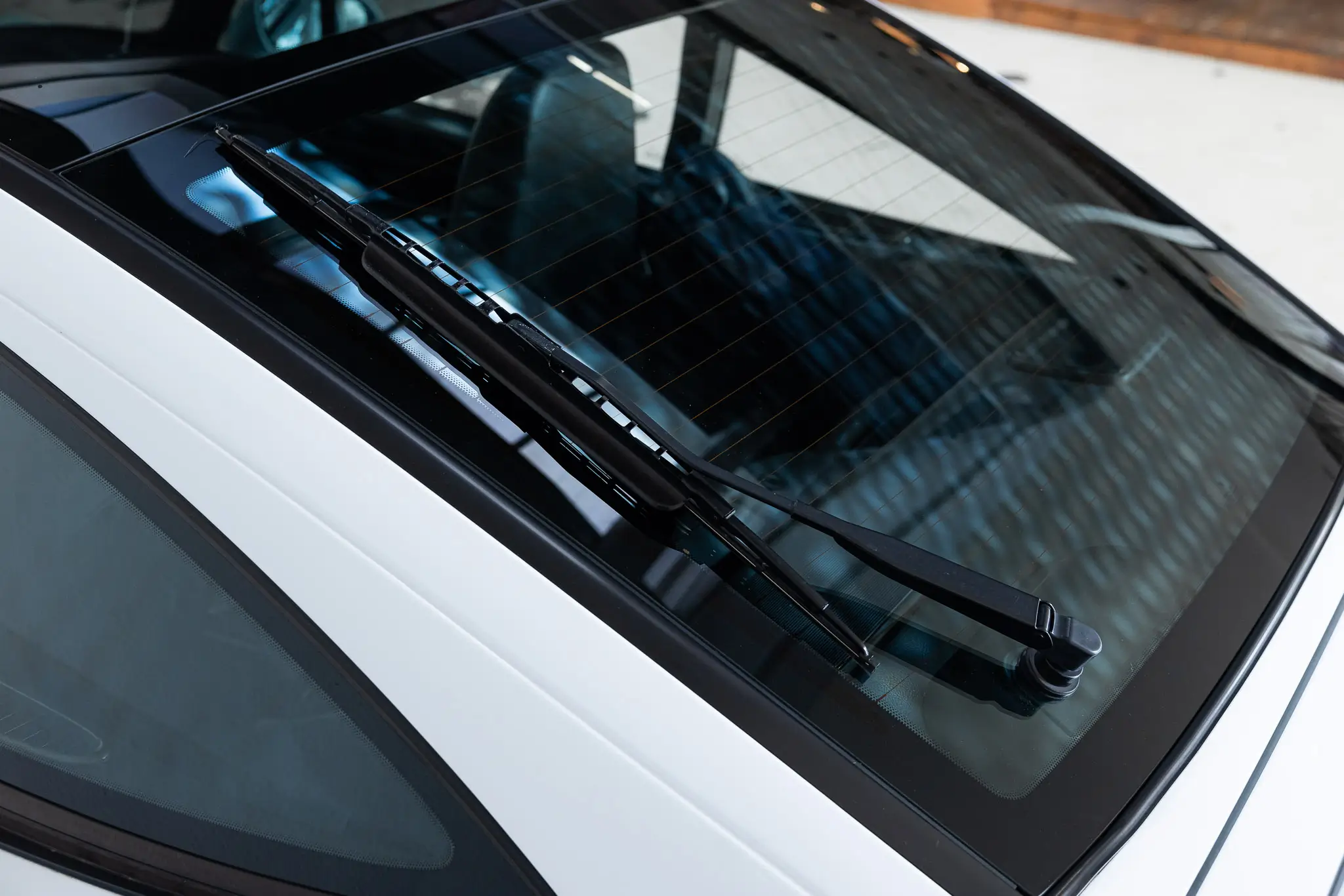 Porsche 993 Targa 1997 Firnweiss rear view of the car's rear windshield and wiper.