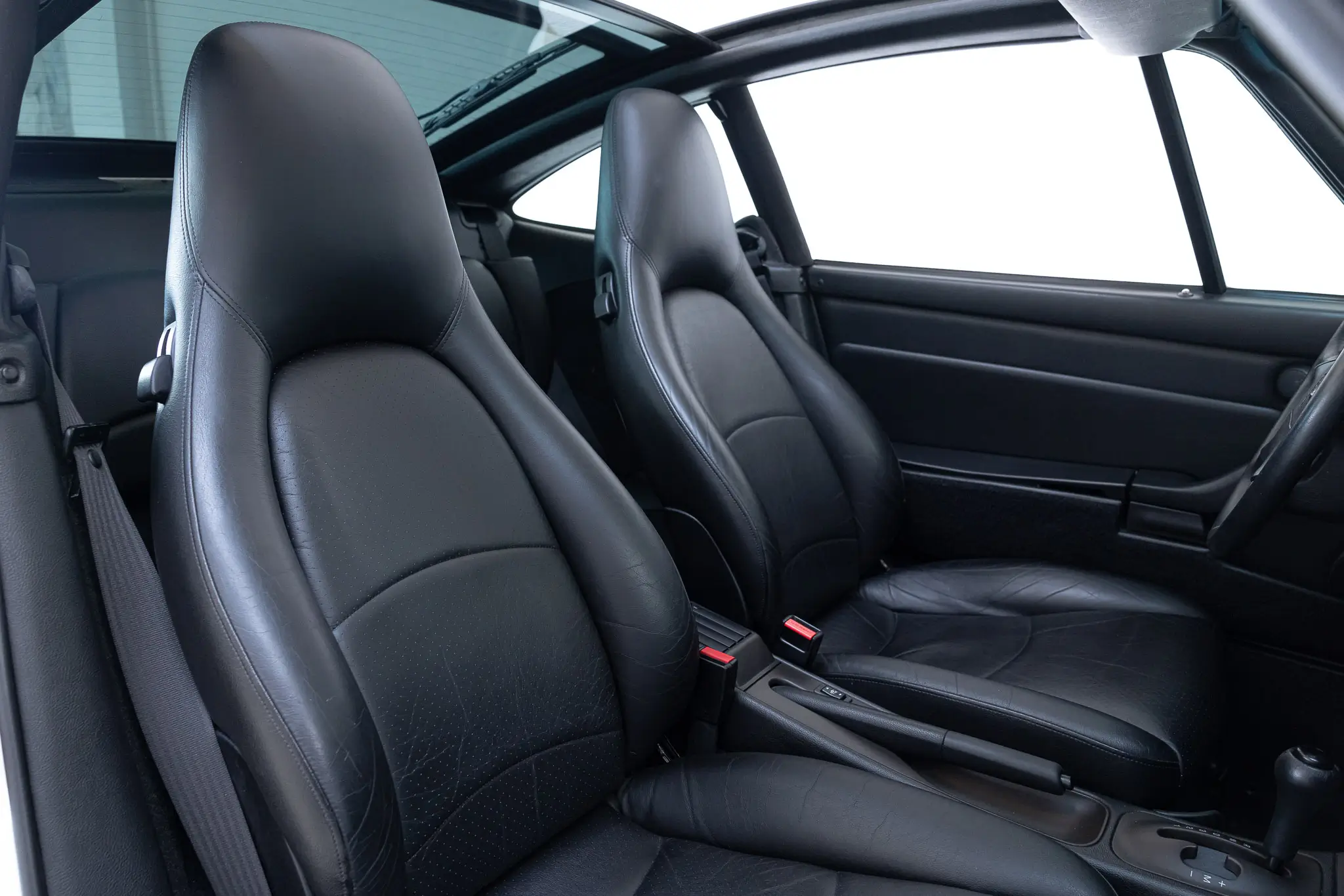 Porsche 993 Targa 1997 interior view in Firnweiss with black leather seats.