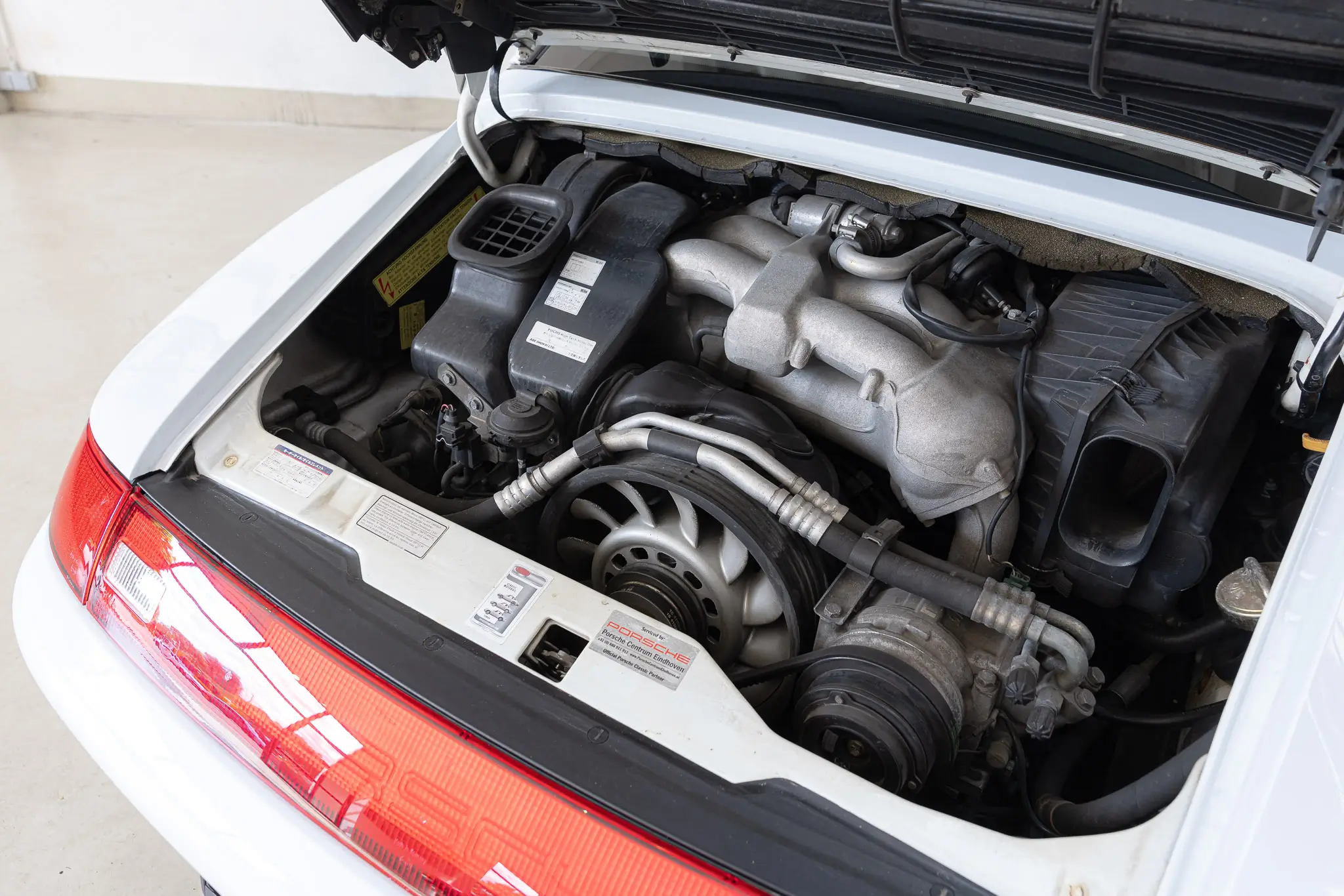Porsche 993 Targa 1997 engine view in Firnweiss color showcasing detailed mechanics.