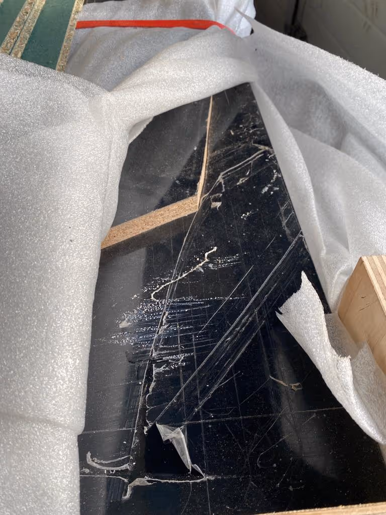 Spaanplaat vloer zwart hoogglans mes en groef