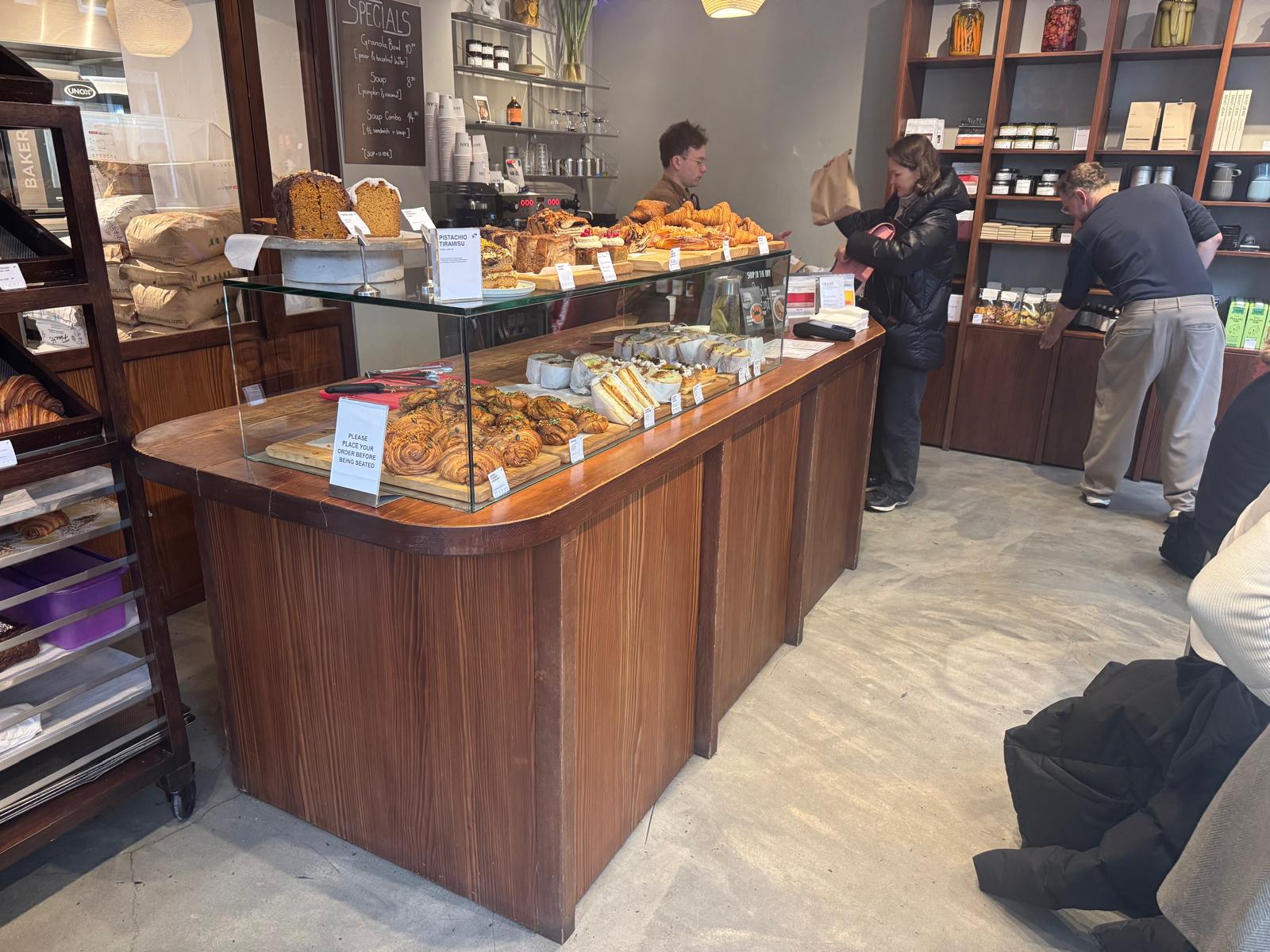 Saint Jean counter met vitrine