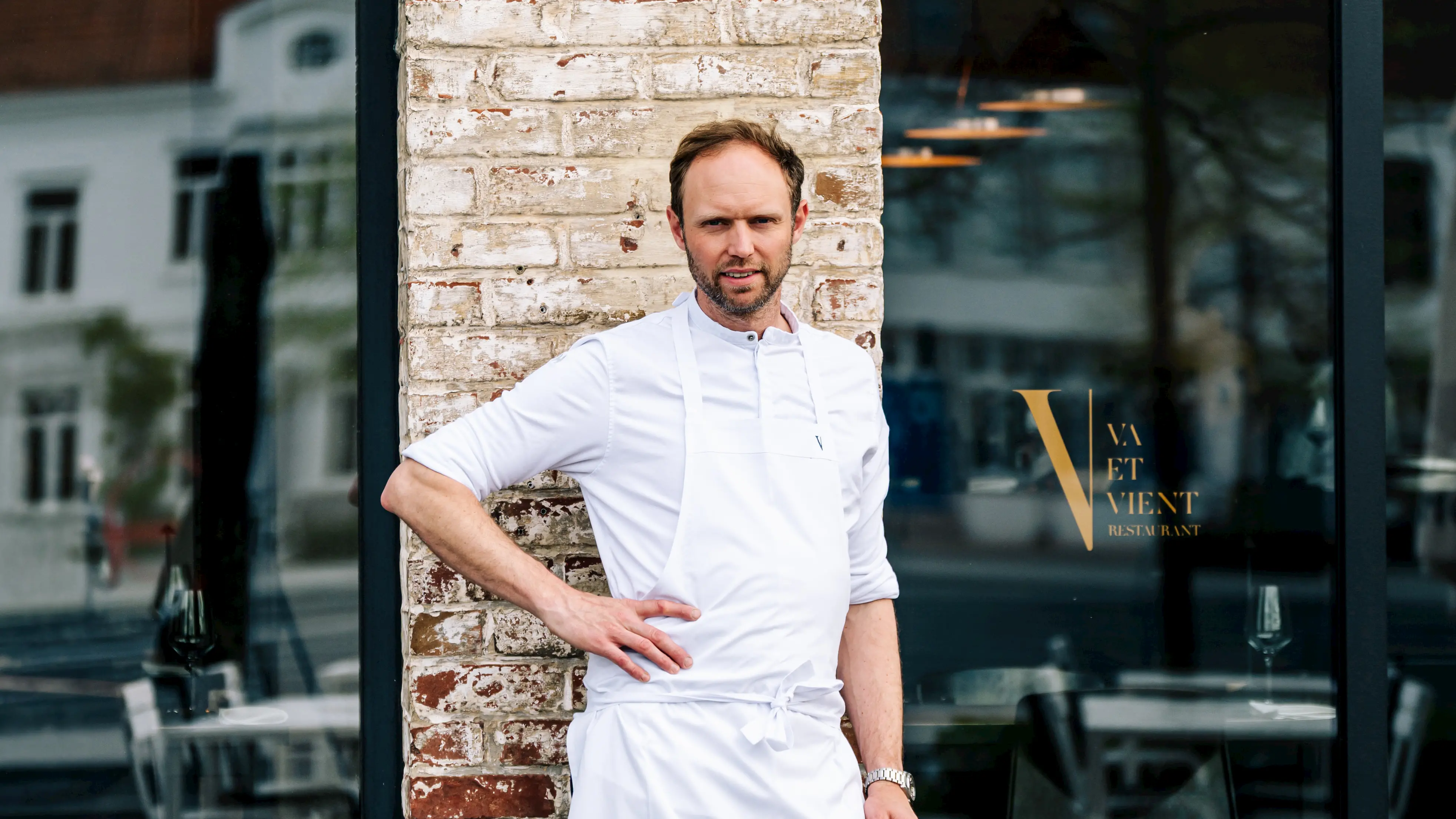 Chef Mathias in zijn kruidentuin