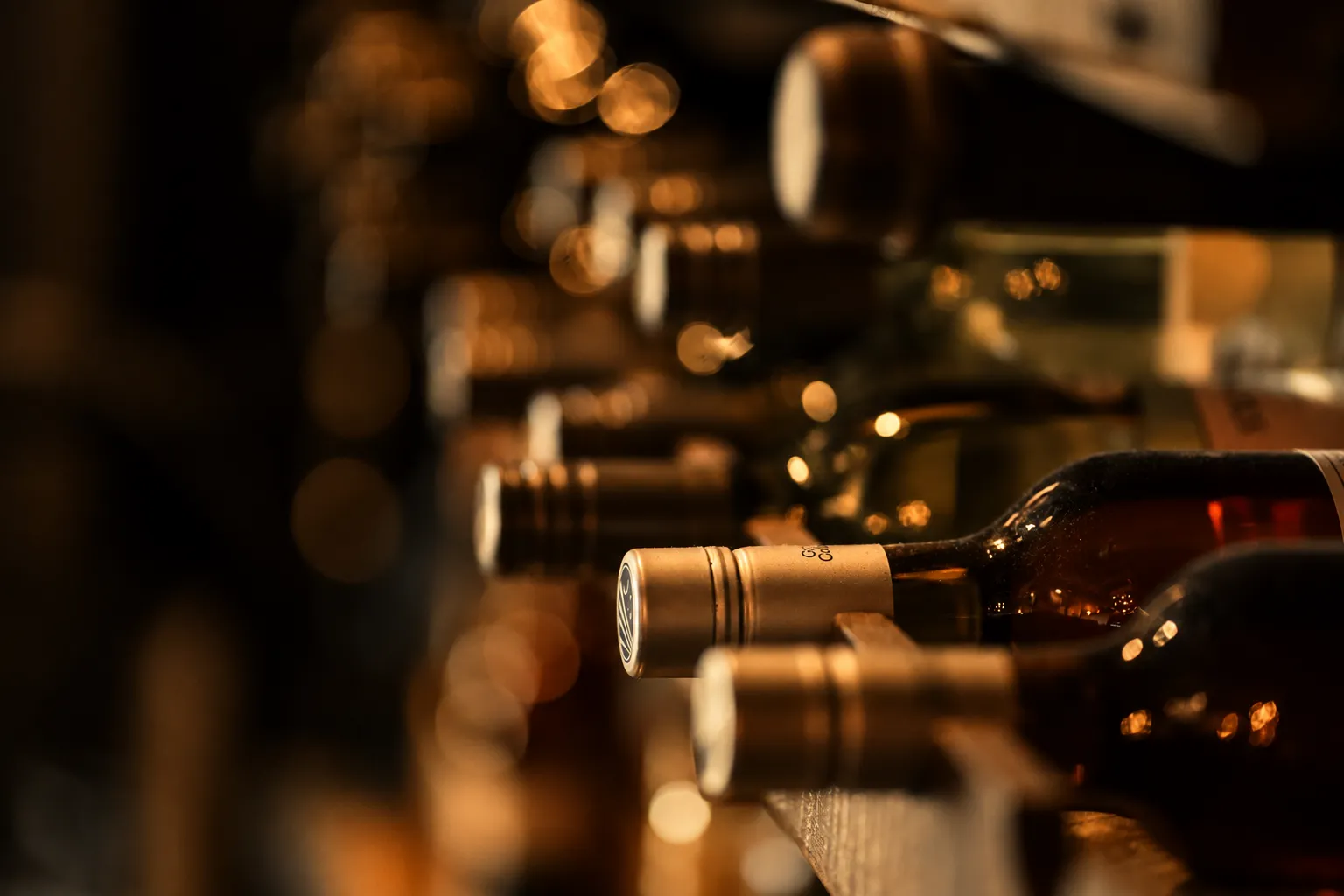 Vinflasker i hyllene hos Nordic Beverage Solutions
