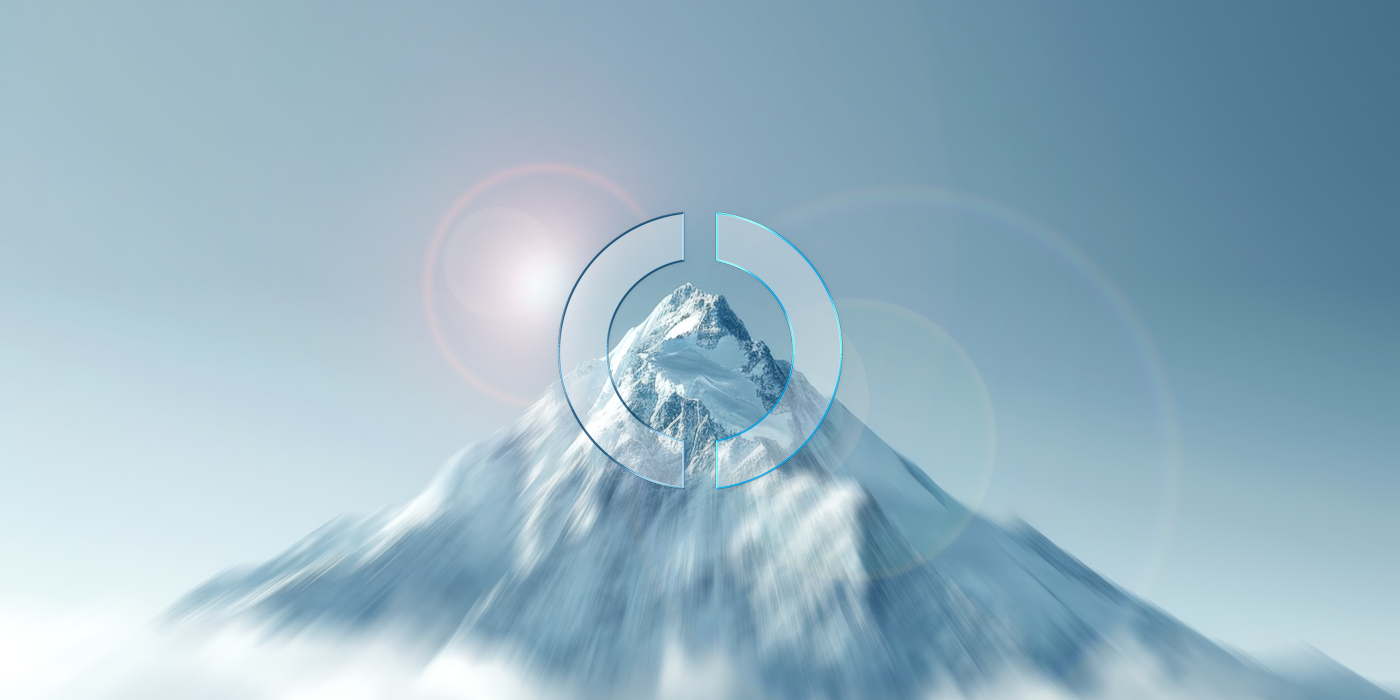 Ein schneebedeckter Berg mit blauem wolkenlosen Himmel ist zu sehen. Der Gipfel wird durch das runde EMPORIAS Glaselement hervorgehoben.