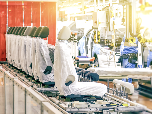 Produktionshalle in der Automobilbranche, gezeigt werden Autositze kurz vor dem Einbau.