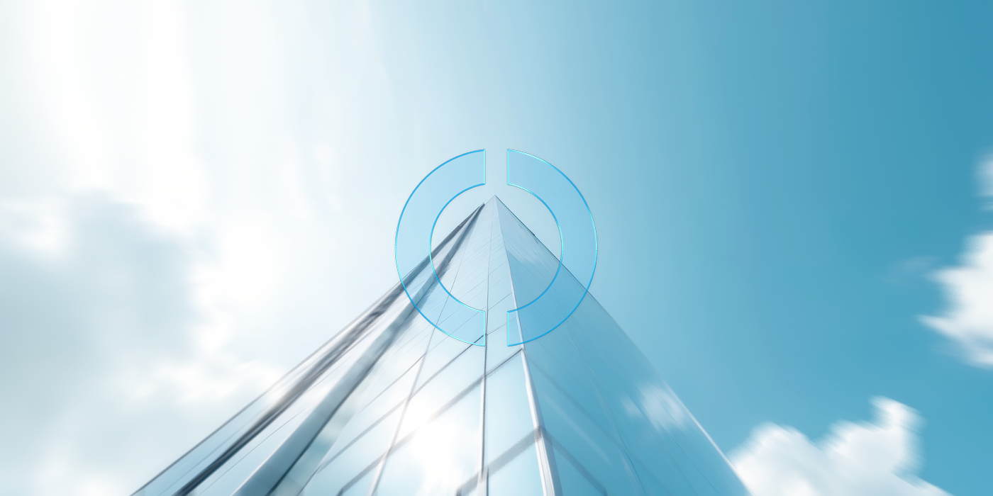 Spitze eines modernen Glasgebäudes, das in einen hellen, blauen Himmel ragt. Zentral darüber liegt die EMPORIAS Lupe als transparentes, kreisförmiges Grafikelement.