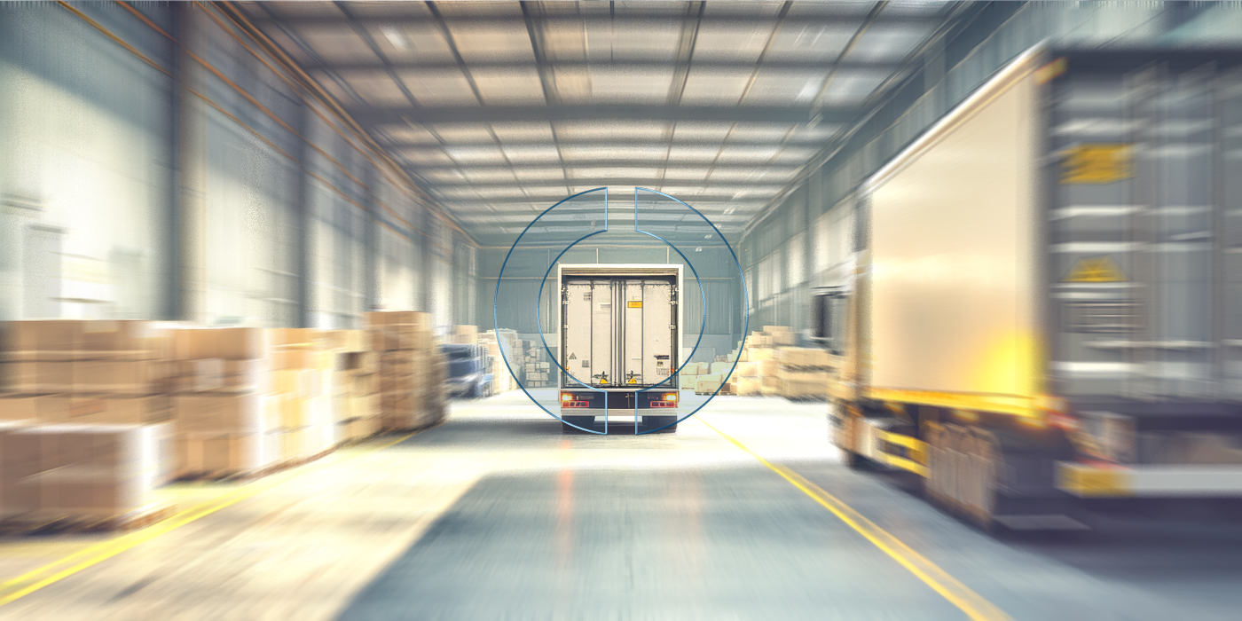 Ein Lkw wird in einer Lagerhalle an die Warenbestände angebunden und steht sinnbildlich für die enge Integration von Lieferanten in abgestimmte Beschaffungs- und Logistikprozesse.