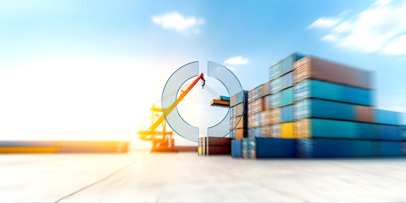 Ein Containerterminal mit gestapelten Frachtcontainern und einem Kran im Umschlag verdeutlicht globale Warenströme und effizientes Supply-Chain-Management, eingerahmt von der EMPORIAS Lupe als zentrales Gestaltungselement.