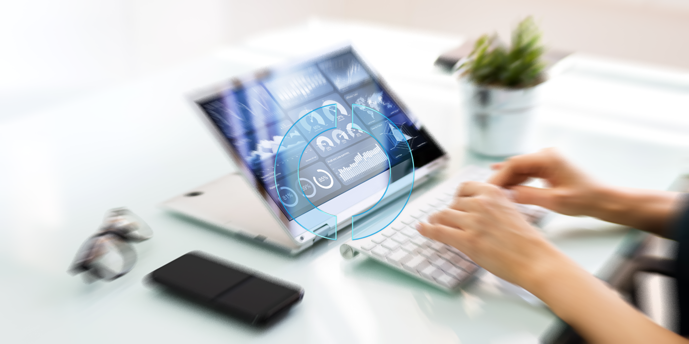 Laptop bei EMPORIAS, auf dem Bildschirm wird das Arbeiten mit dem Kennzahlen-Cockpit dargestellt.