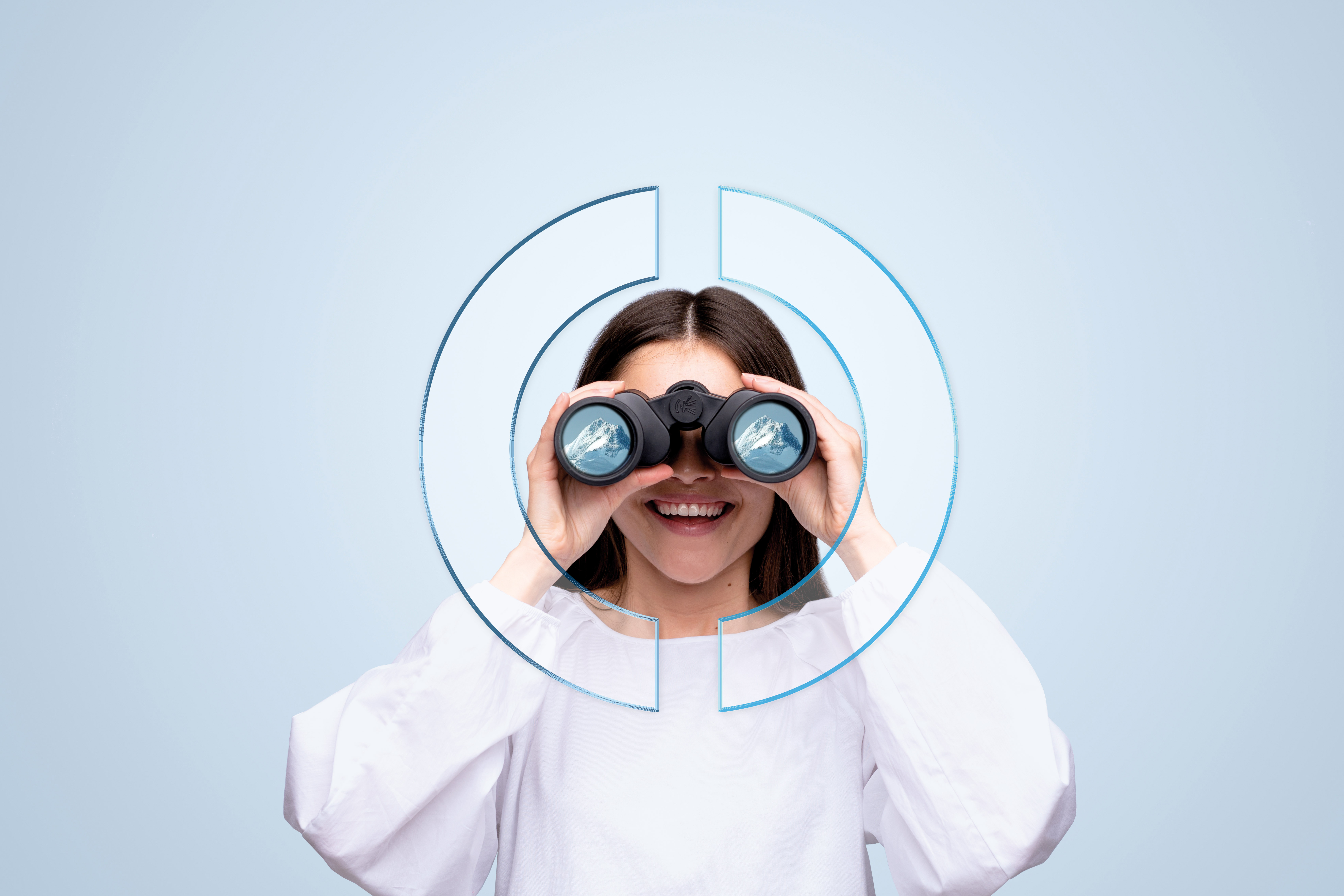 Eine junge Frau blickt mit einem Fernglas nach vorne und symbolisiert neue Perspektiven, Entwicklungsmöglichkeiten und Zukunftsaussichten bei EMPORIAS.