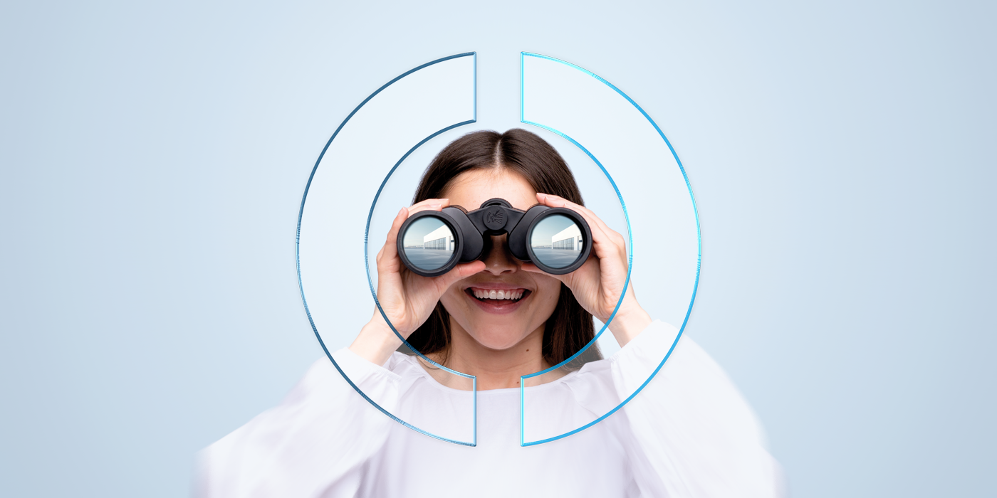 Eine junge Frau blickt mit einem Fernglas nach vorne und symbolisiert neue Perspektiven, Entwicklungsmöglichkeiten und Zukunftsaussichten bei EMPORIAS.