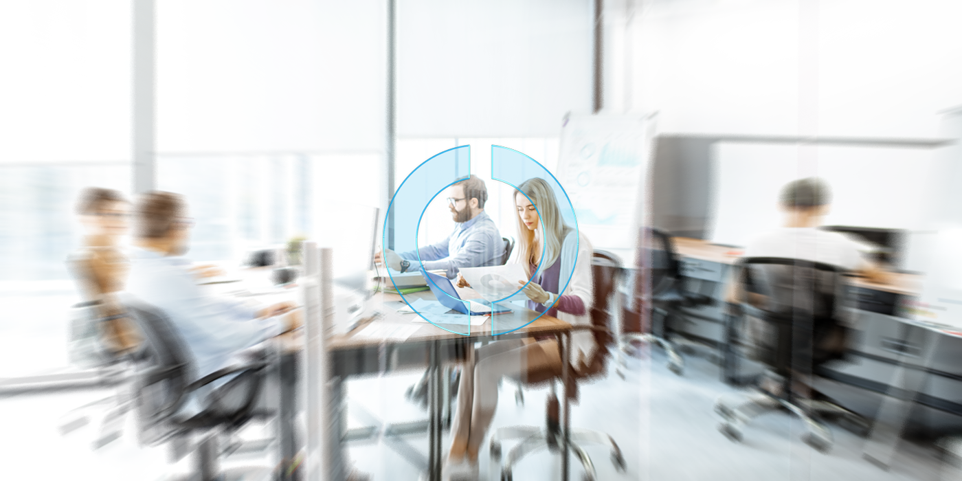 Mitarbeitende arbeiten konzentriert an Unterlagen und digitalen Auswertungen, symbolisch für effektives Prozessmanagement – unterstützt durch die Expertise von EMPORIAS.