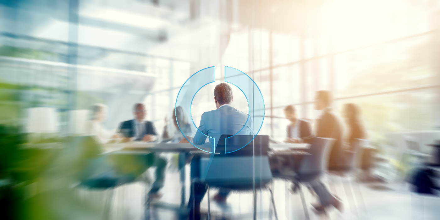 Ein Team im modernen Besprechungsraum symbolisiert die strategische Arbeit an einem Transformations- und Verbesserungsprogramm, begleitet durch die Expertise von EMPORIAS.