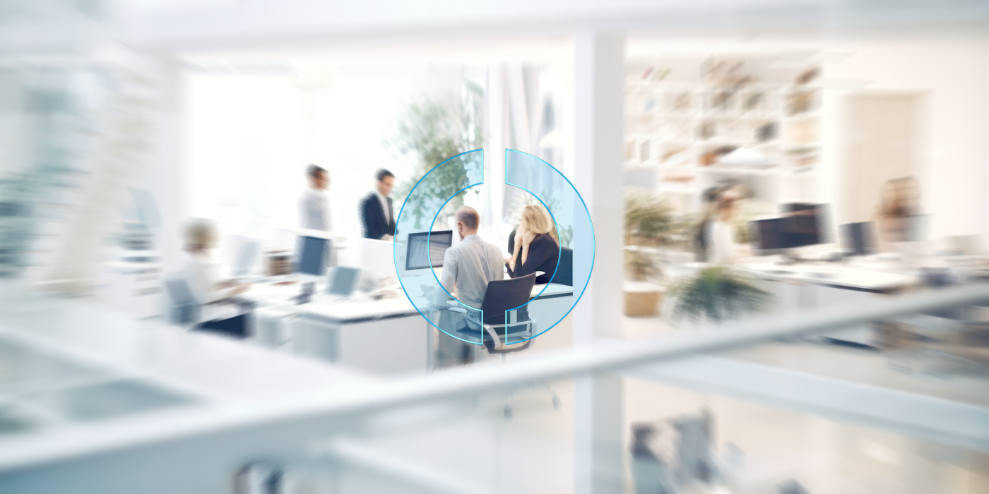 Szenen aus einem modernen Büro stehen symbolisch für die Neuausrichtung eines Geschäftsbereichs, unterstützt durch die strategische Begleitung von EMPORIAS.